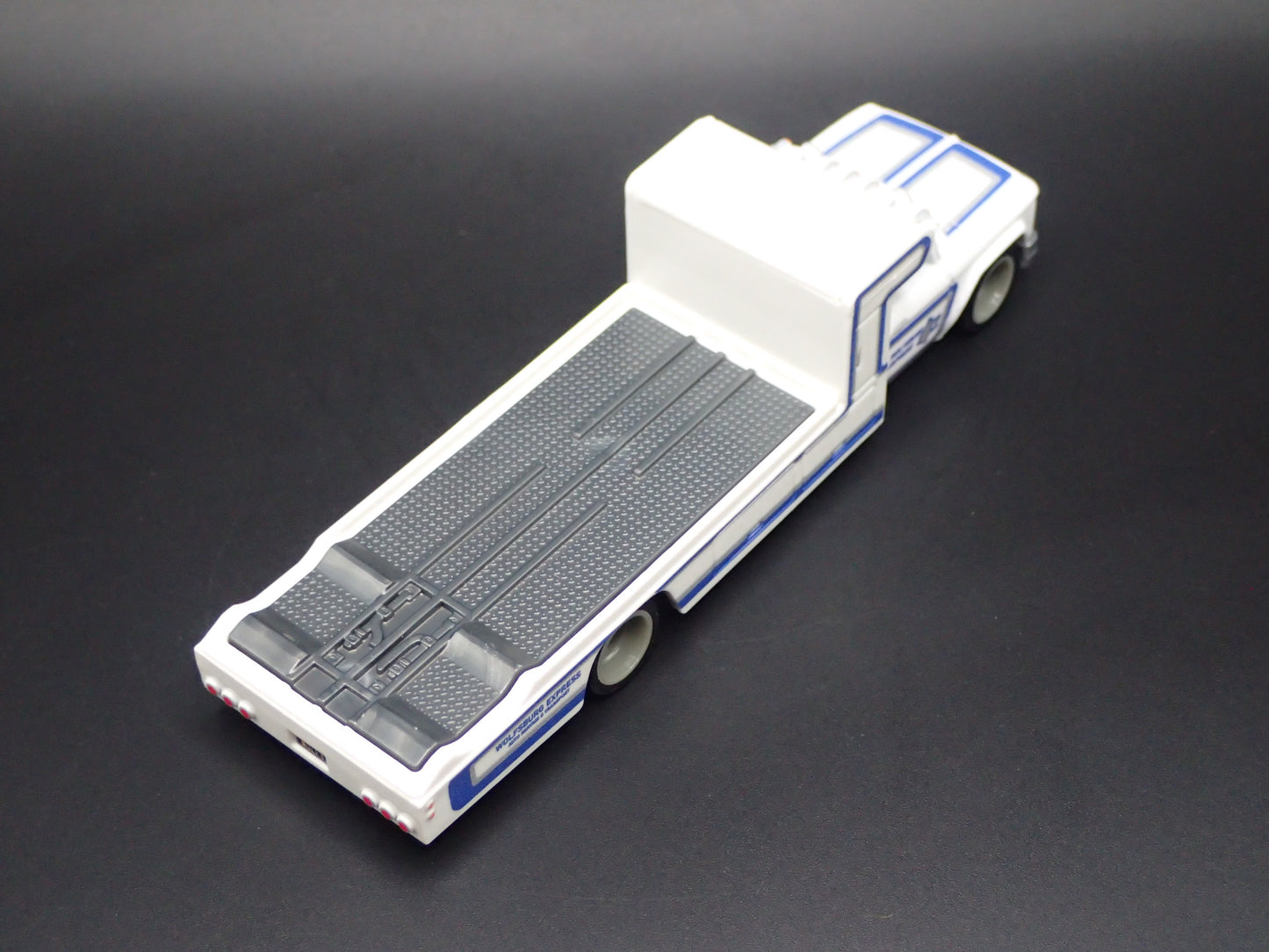 VINTAGE RACING FLATBED CAR HAULER TRUCK WHITE 1/64 SCALE DIECAST MODEL CAR
