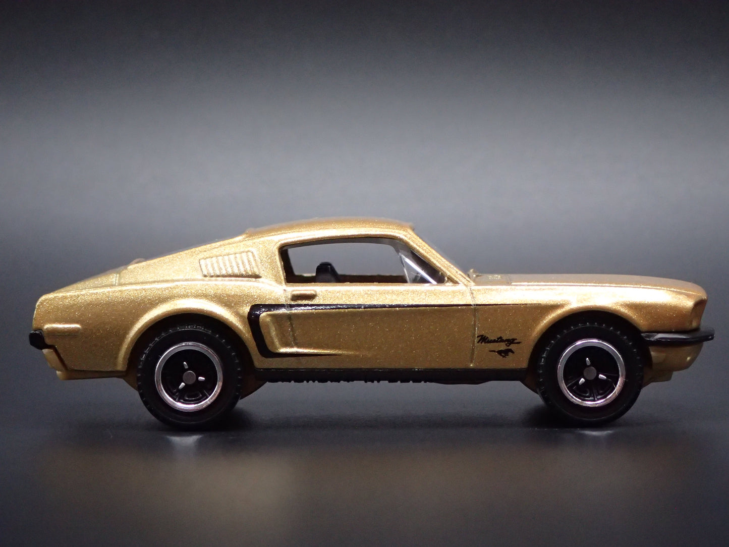 1968 68 FORD MUSTANG FASTBACK GOLD 1:64 SCALE DIORAMA DIECAST MODEL CAR
