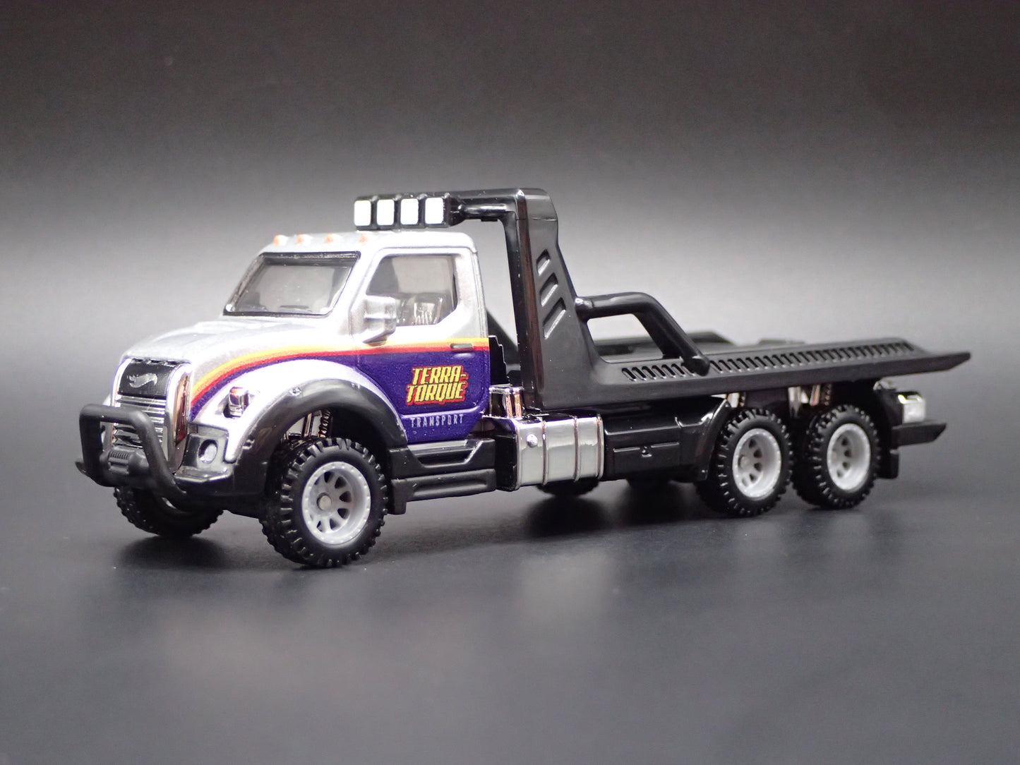 MODERN FLATBED CAR HAULER TRUCK GRAY 1/64 SCALE DIORAMA DIECAST MODEL CAR