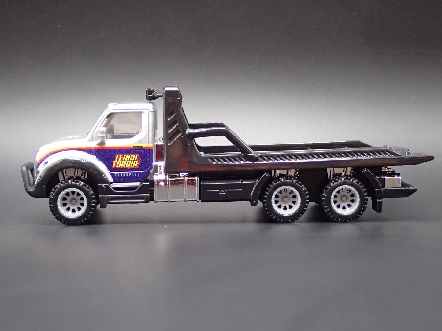 MODERN FLATBED CAR HAULER TRUCK GRAY 1/64 SCALE DIORAMA DIECAST MODEL CAR