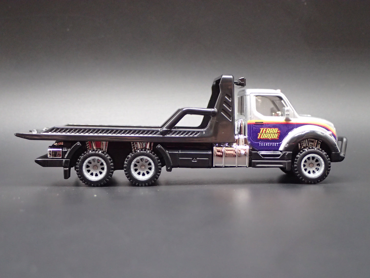 MODERN FLATBED CAR HAULER TRUCK GRAY 1/64 SCALE DIORAMA DIECAST MODEL CAR