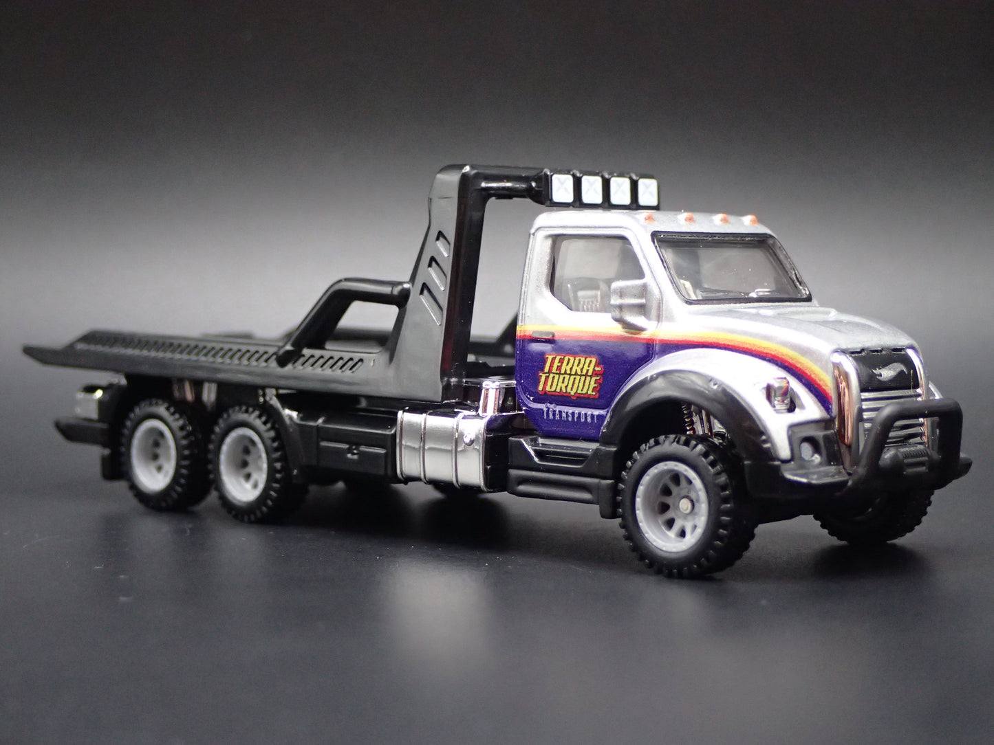 MODERN FLATBED CAR HAULER TRUCK GRAY 1/64 SCALE DIORAMA DIECAST MODEL CAR
