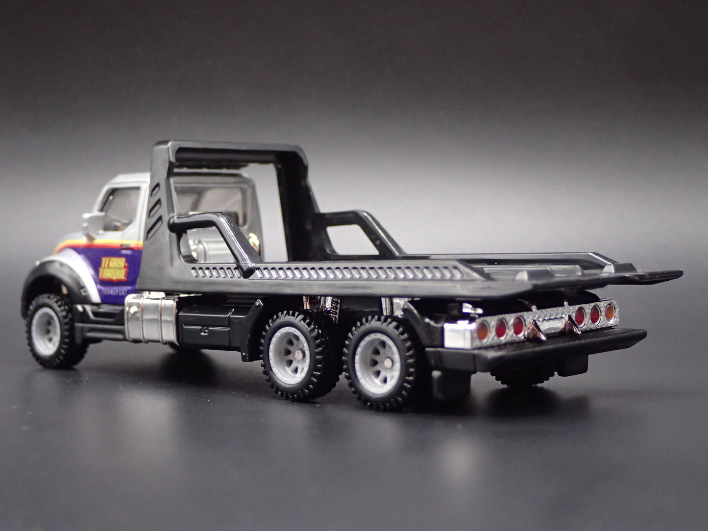MODERN FLATBED CAR HAULER TRUCK GRAY 1/64 SCALE DIORAMA DIECAST MODEL CAR