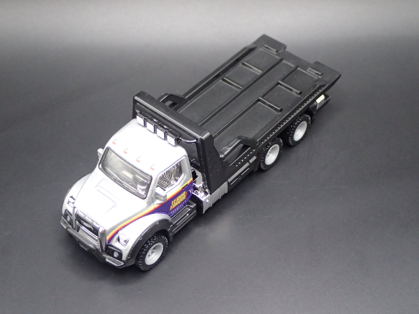MODERN FLATBED CAR HAULER TRUCK GRAY 1/64 SCALE DIORAMA DIECAST MODEL CAR