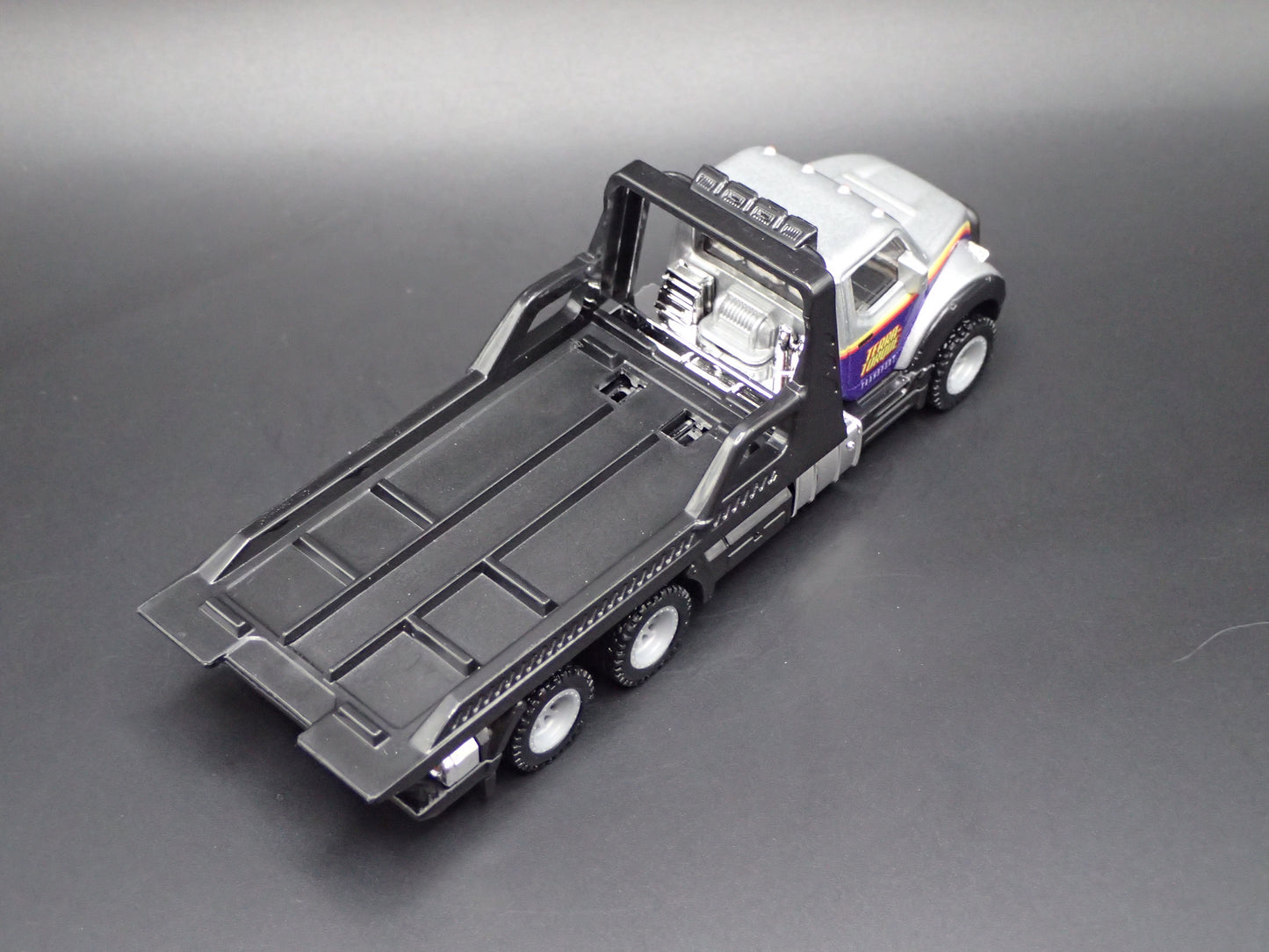 MODERN FLATBED CAR HAULER TRUCK GRAY 1/64 SCALE DIORAMA DIECAST MODEL CAR