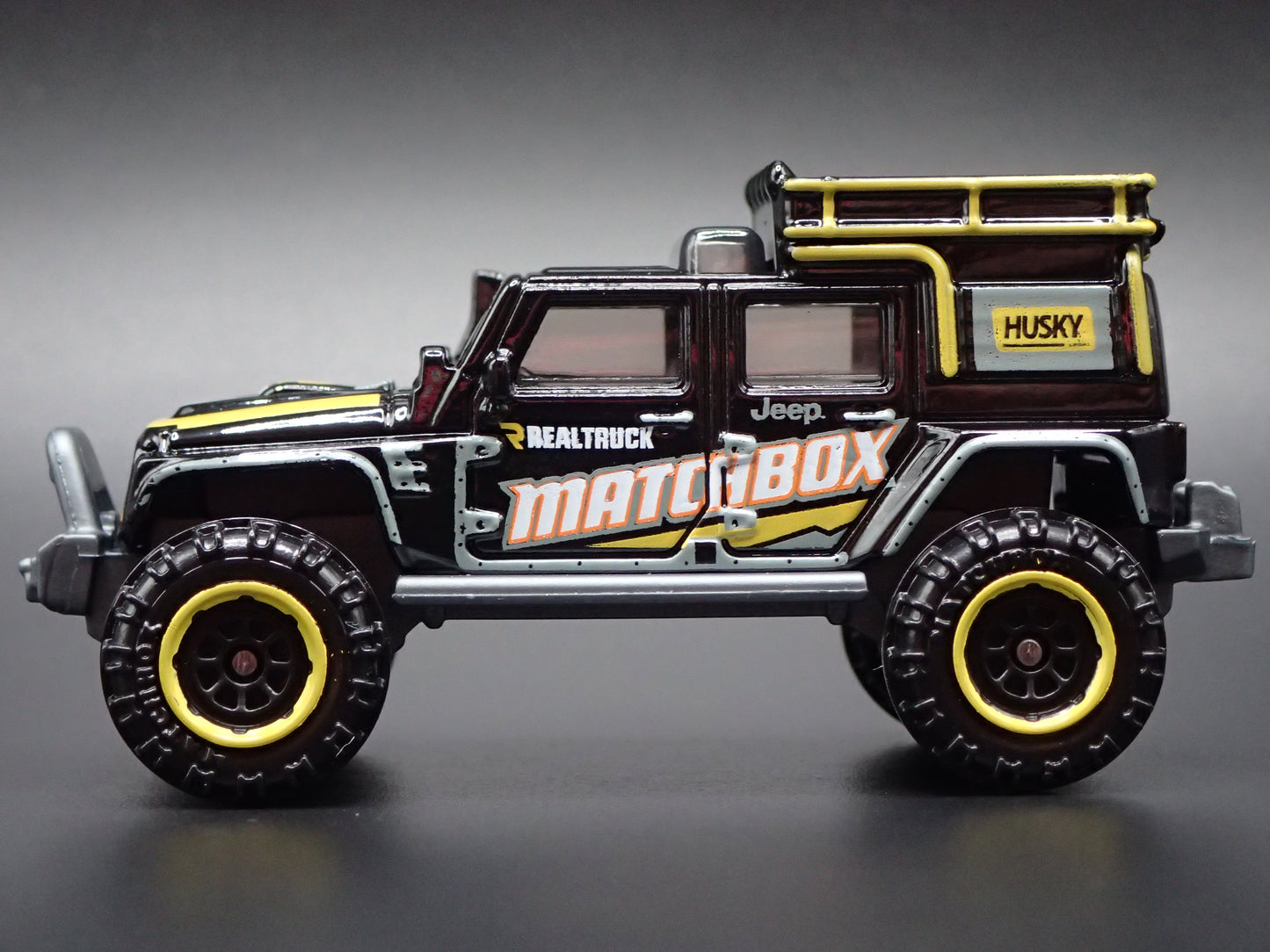 JEEP WRANGLER SUPERLIFT FOUR 4 DOOR BLACK 1:64 SCALE DIORAMA DIECAST MODEL CAR