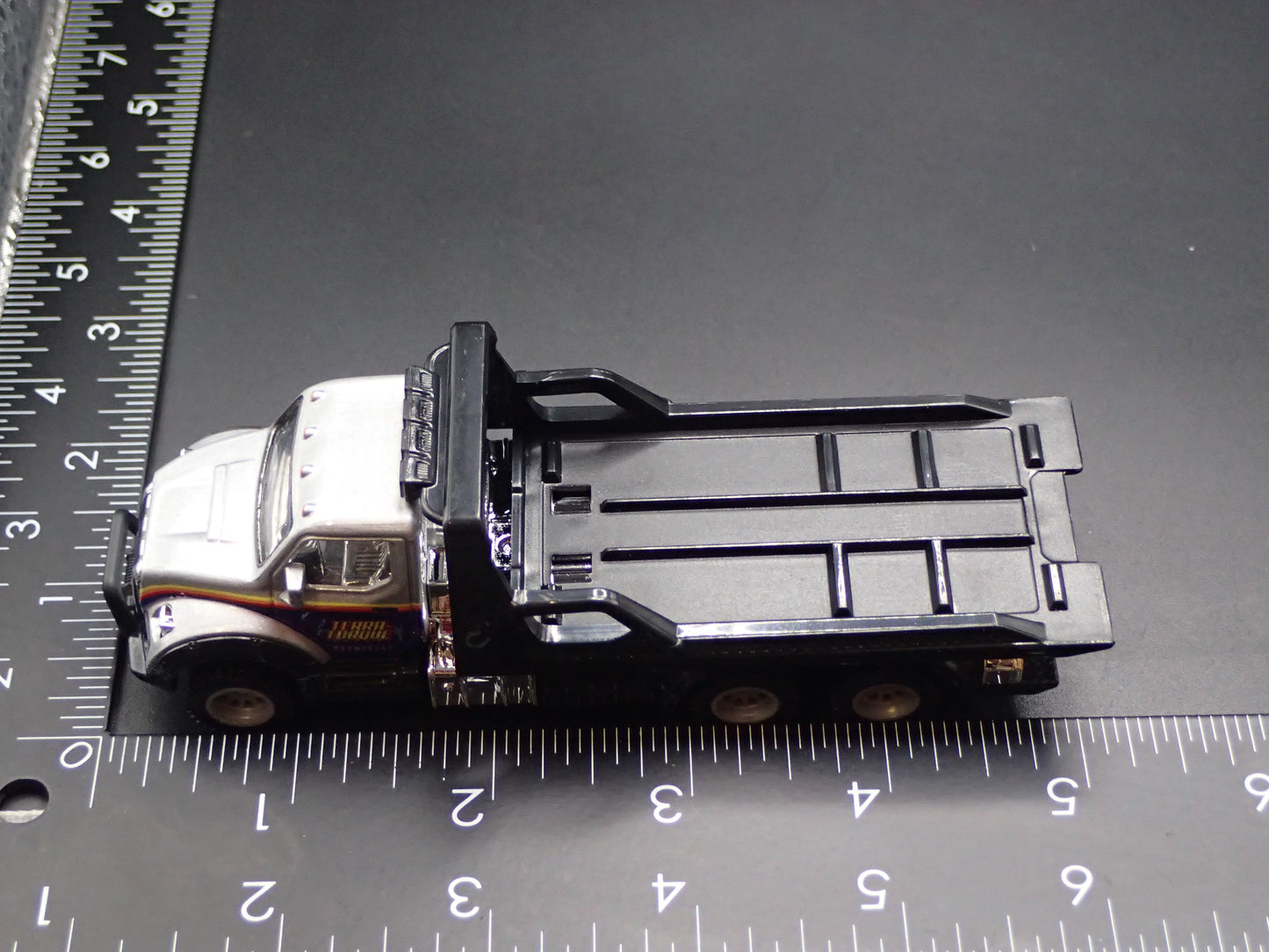 MODERN FLATBED CAR HAULER TRUCK GRAY 1/64 SCALE DIORAMA DIECAST MODEL CAR