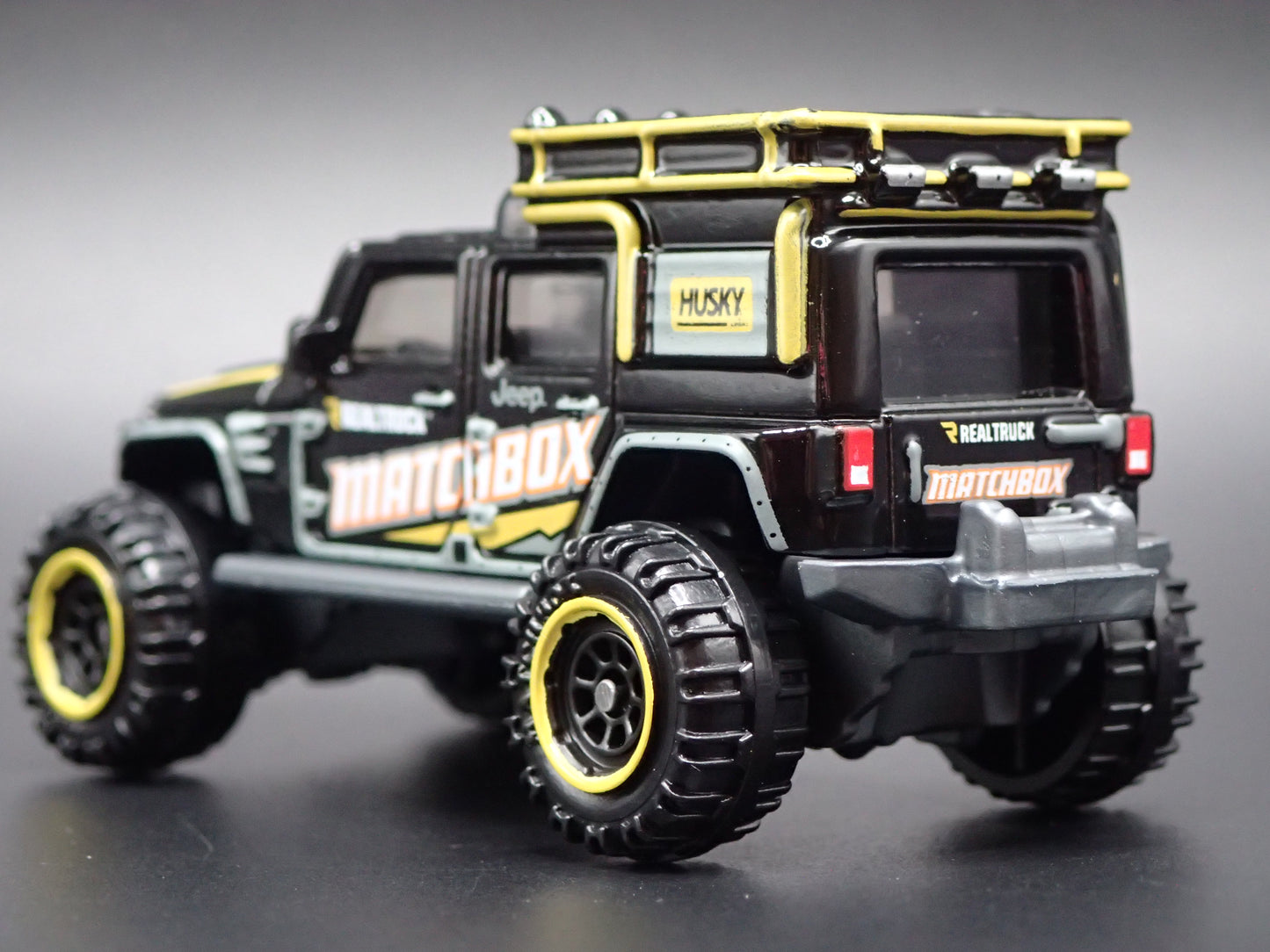 JEEP WRANGLER SUPERLIFT FOUR 4 DOOR BLACK 1:64 SCALE DIORAMA DIECAST MODEL CAR