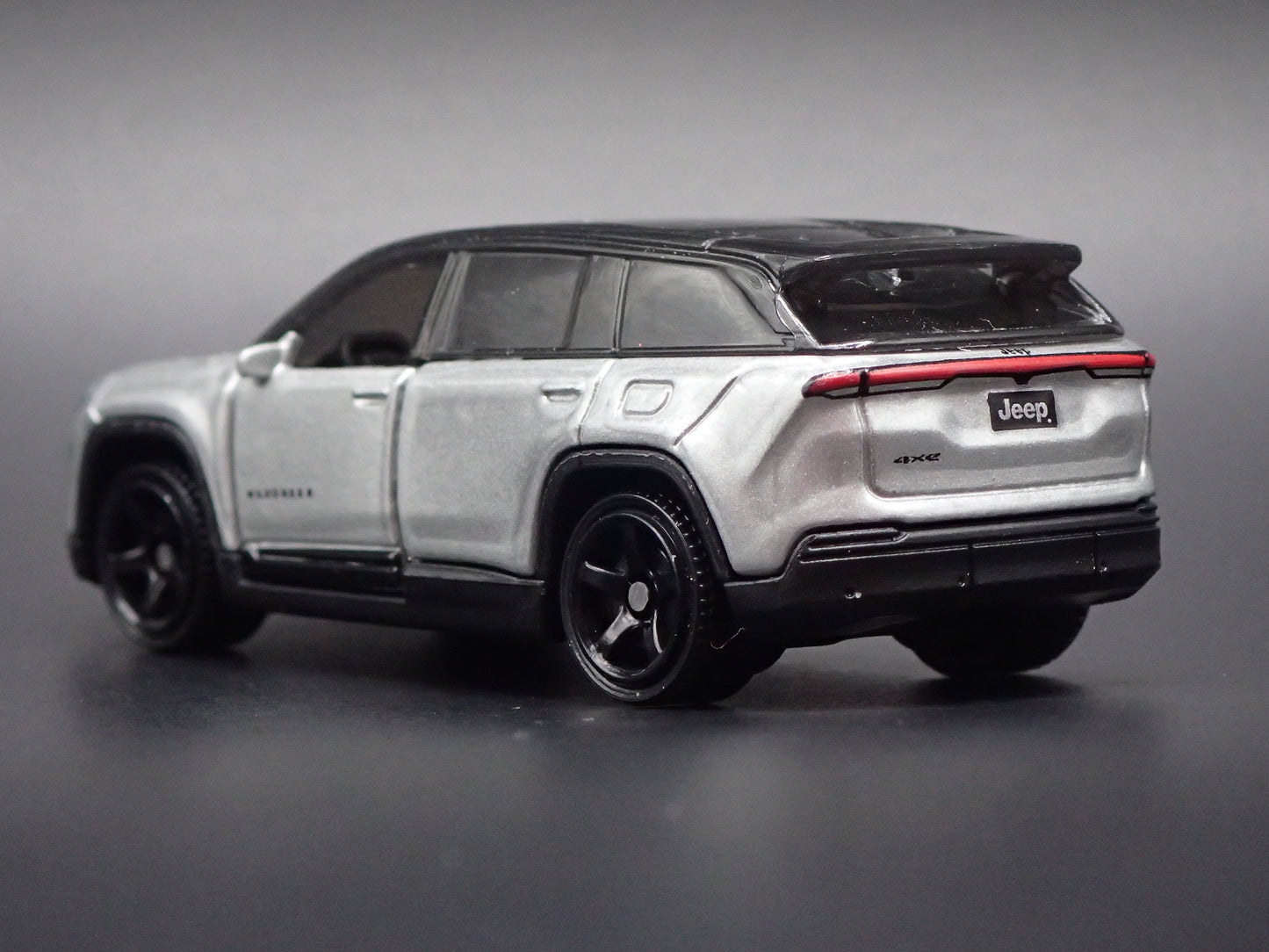 2024-2026 JEEP WAGONEER S EV SUV SILVER 1:64 SCALE DIORAMA DIECAST MODEL CAR