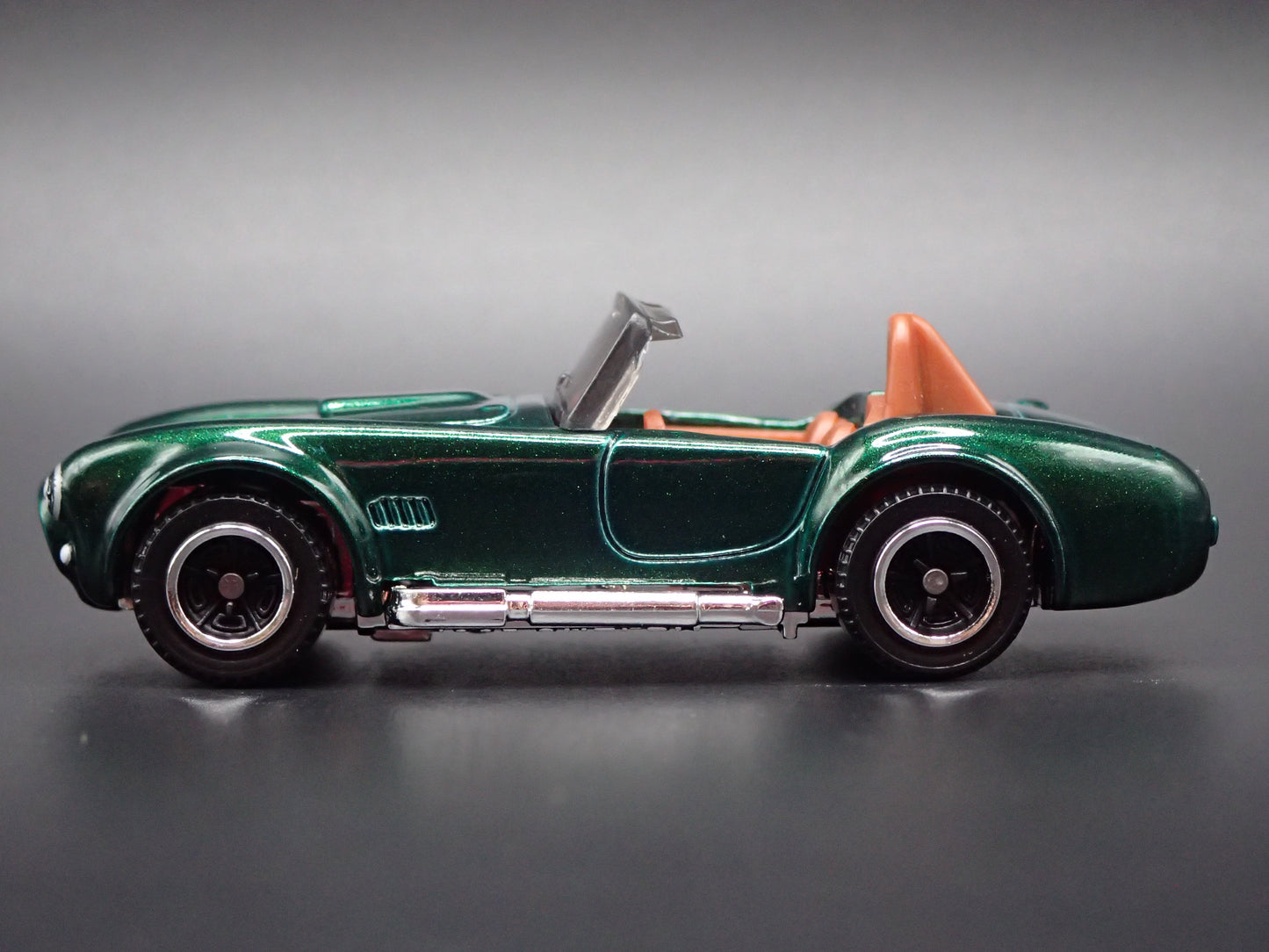 1965 SHELBY COBRA 427 S/C GREEN 1:64 SCALE COLLECTIBLE DIORAMA DIECAST MODEL CAR