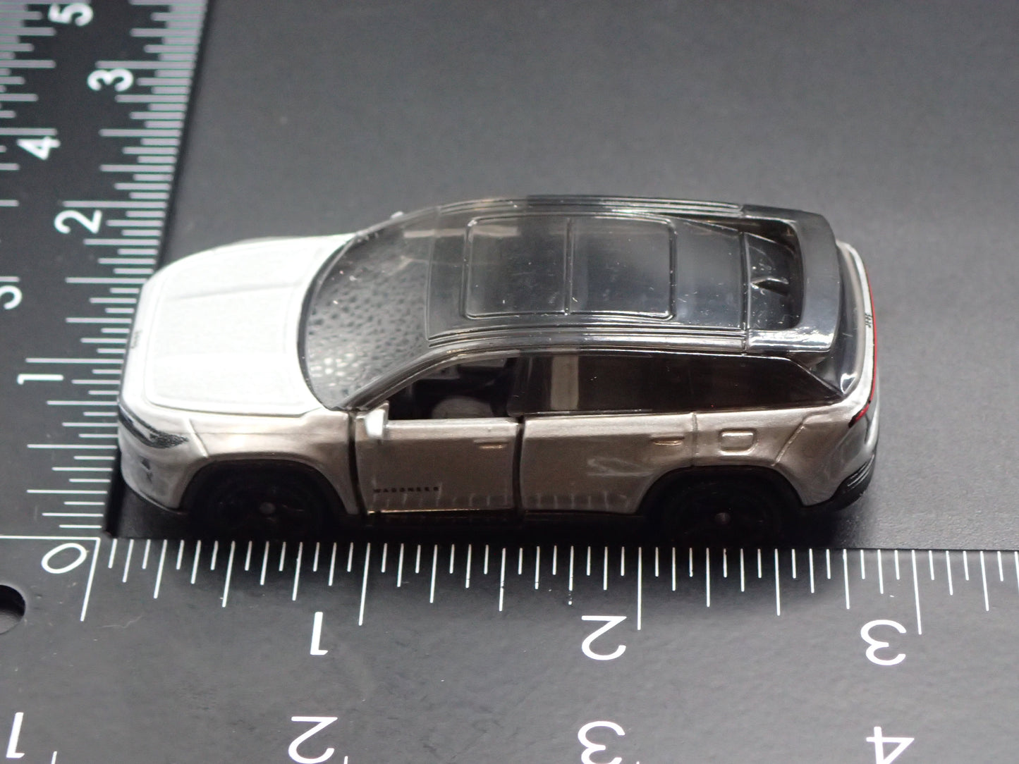 2024-2026 JEEP WAGONEER S EV SUV SILVER 1:64 SCALE DIORAMA DIECAST MODEL CAR