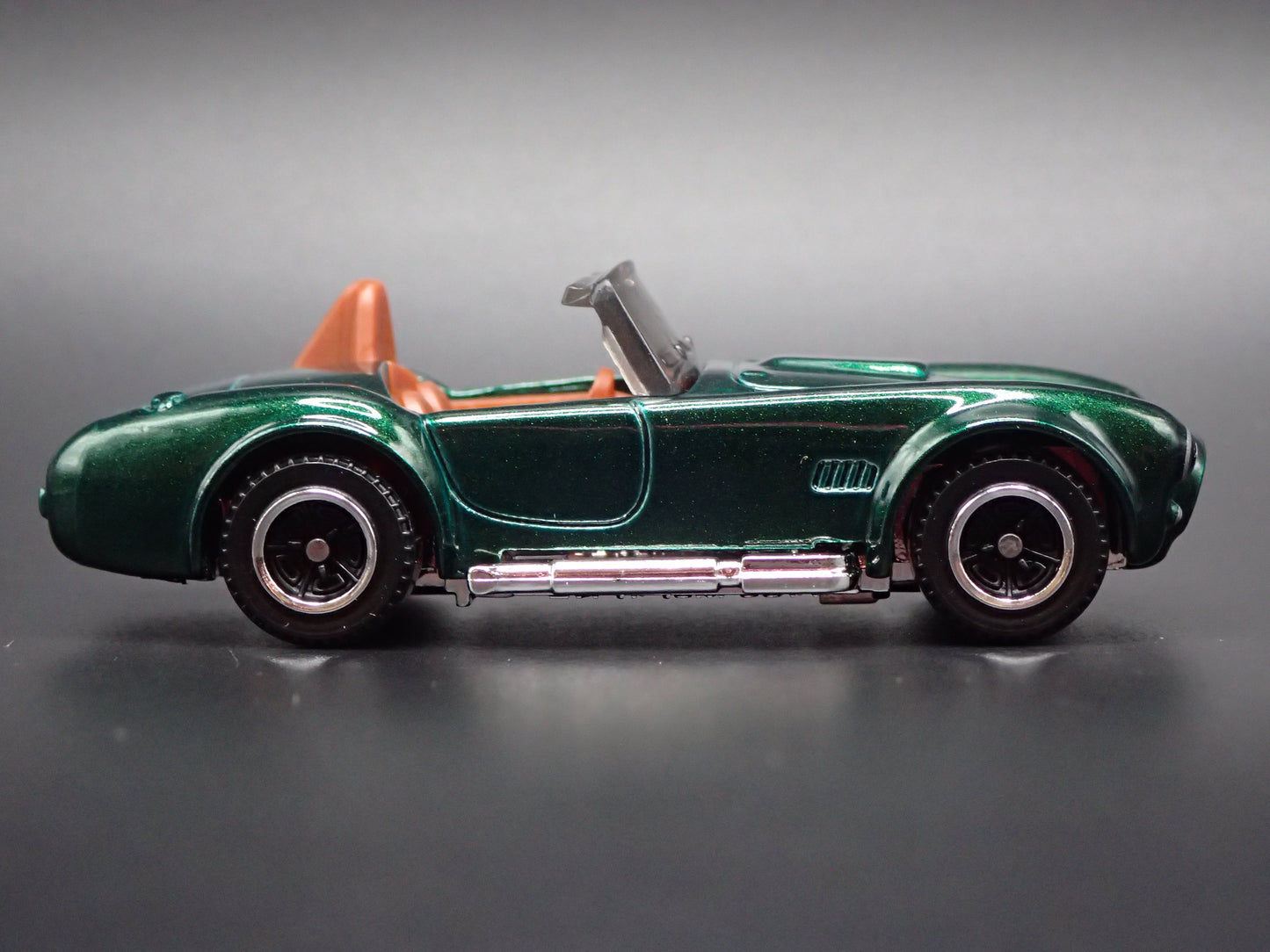 1965 SHELBY COBRA 427 S/C GREEN 1:64 SCALE COLLECTIBLE DIORAMA DIECAST MODEL CAR