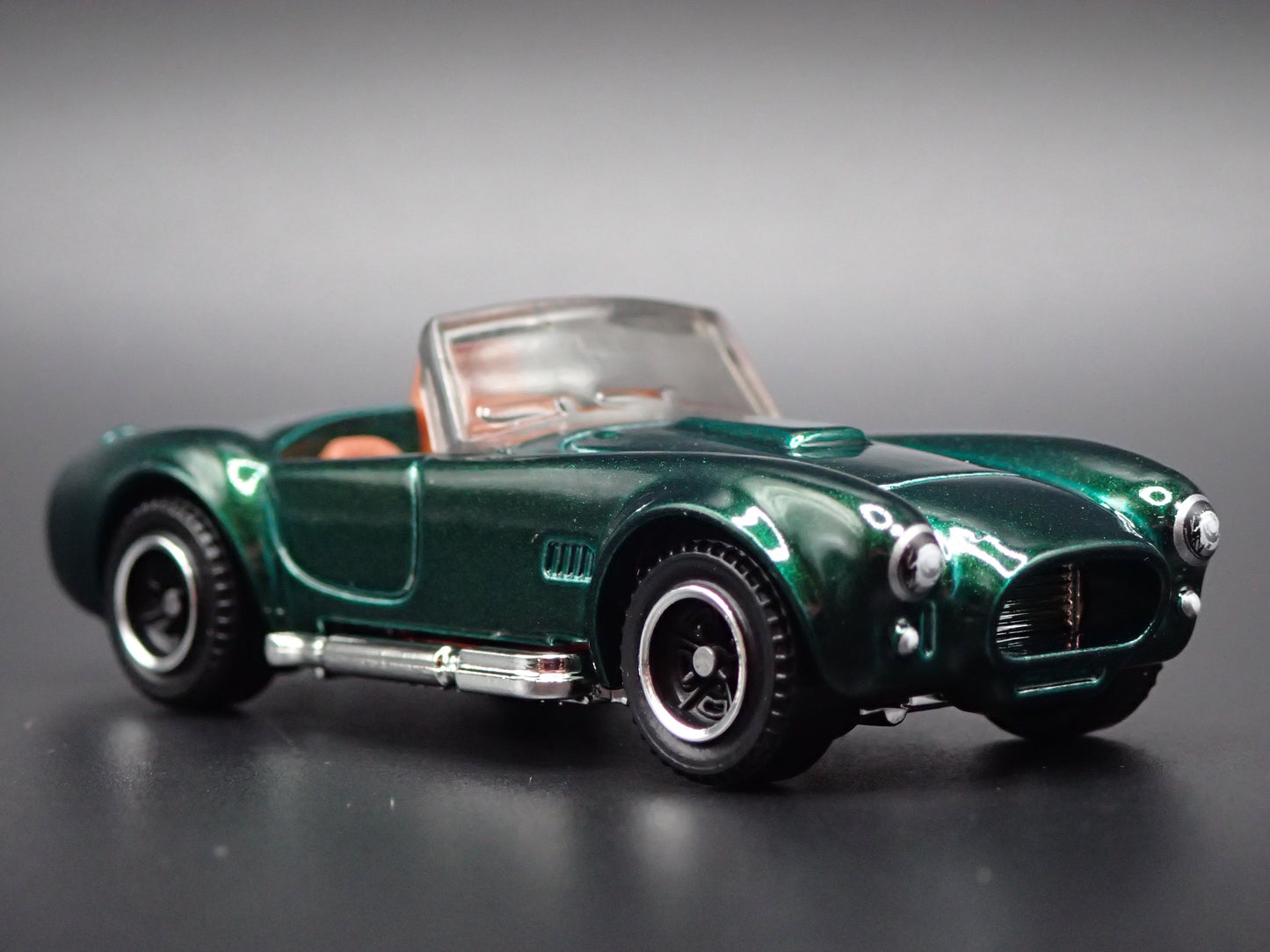 1965 SHELBY COBRA 427 S/C GREEN 1:64 SCALE COLLECTIBLE DIORAMA DIECAST MODEL CAR