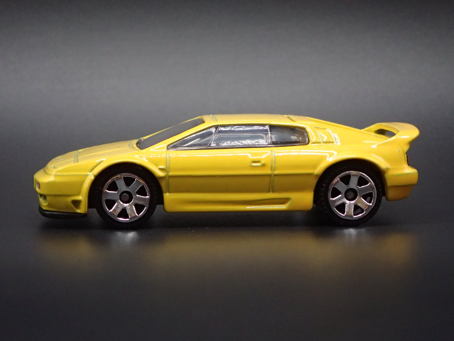 1992-1995 LOTUS ESPRIT 300 SPORT YELLOW 1:64 SCALE DIORAMA DIECAST MODEL CAR