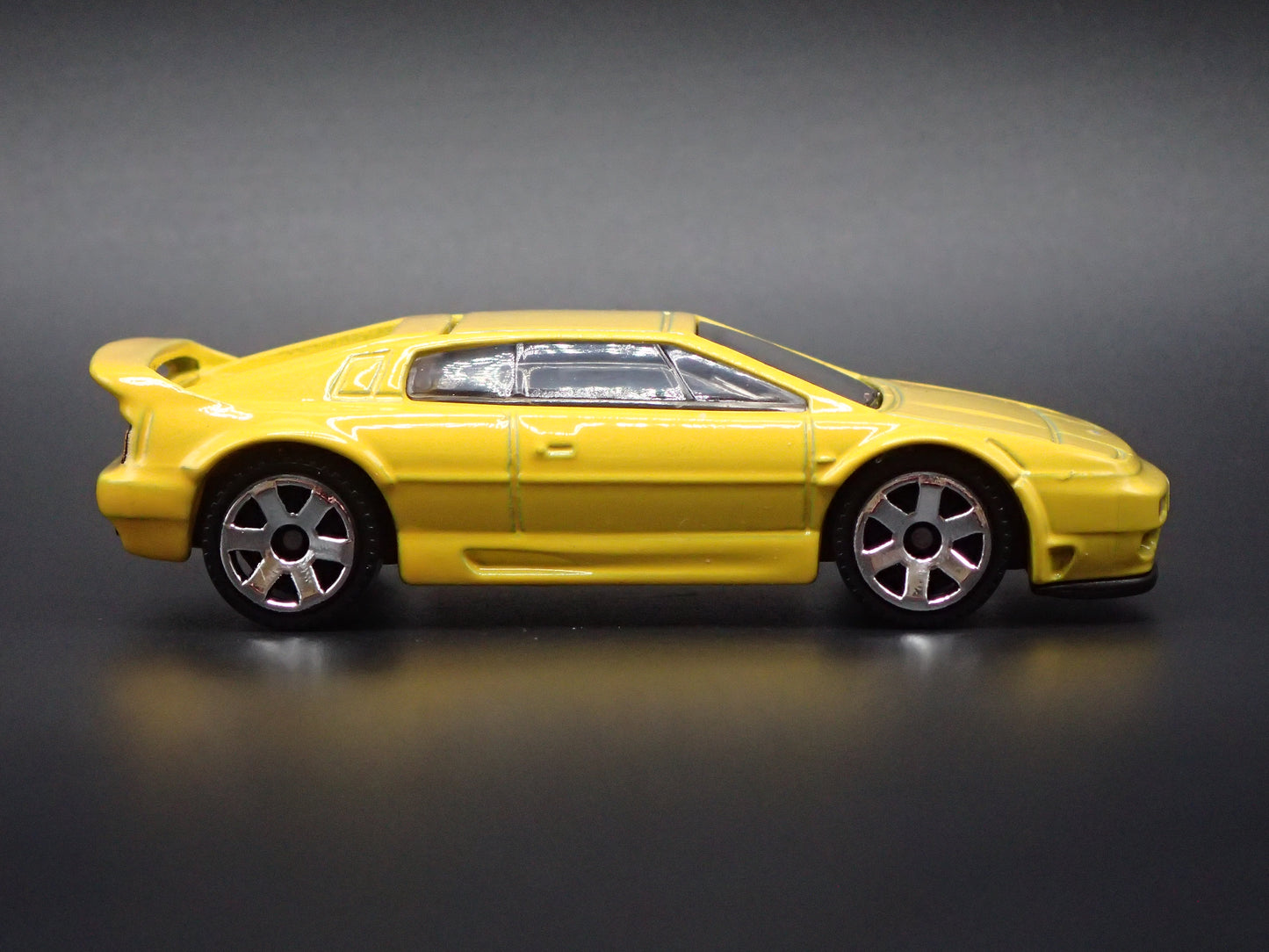 1992-1995 LOTUS ESPRIT 300 SPORT YELLOW 1:64 SCALE DIORAMA DIECAST MODEL CAR