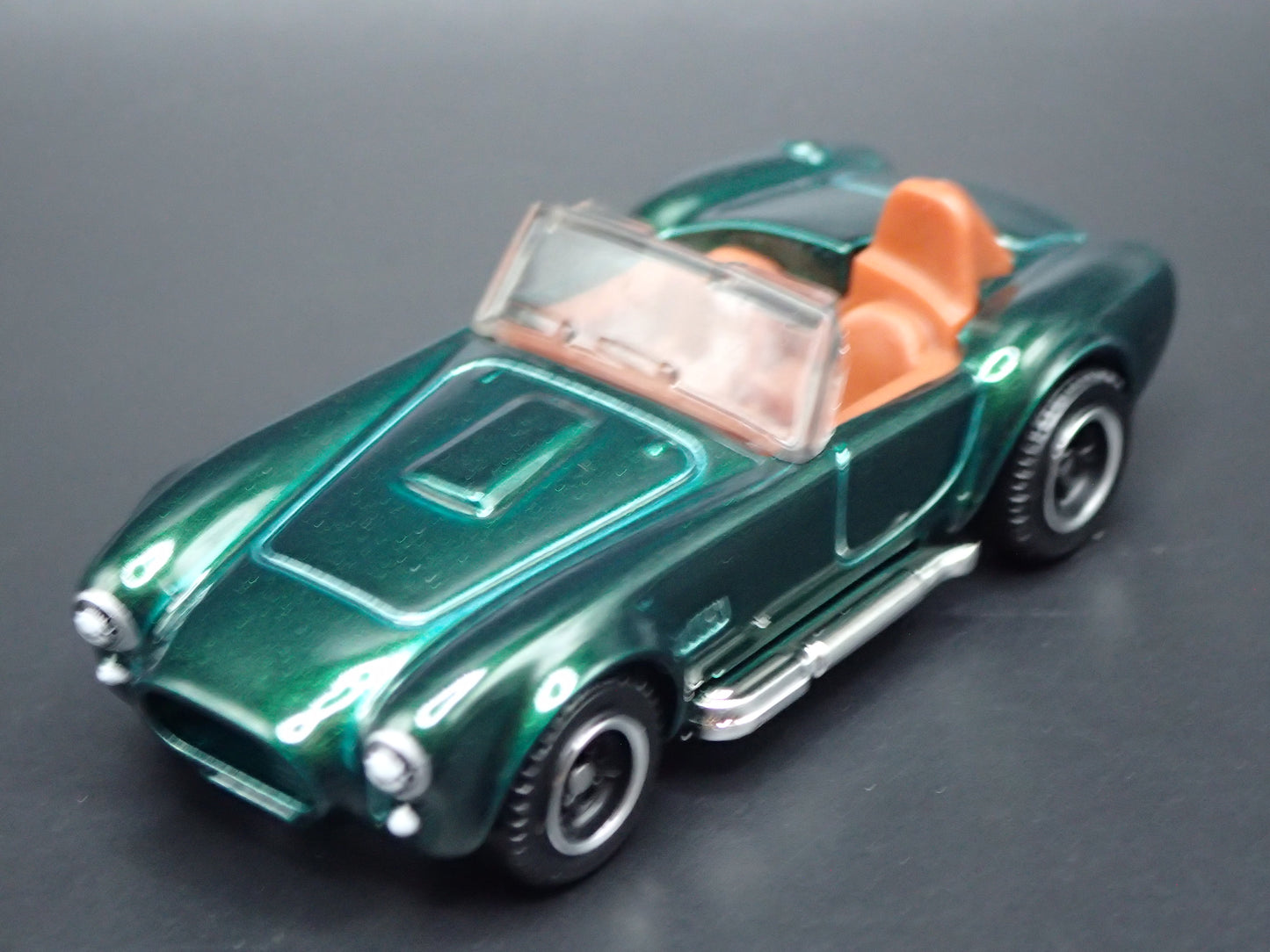 1965 SHELBY COBRA 427 S/C GREEN 1:64 SCALE COLLECTIBLE DIORAMA DIECAST MODEL CAR