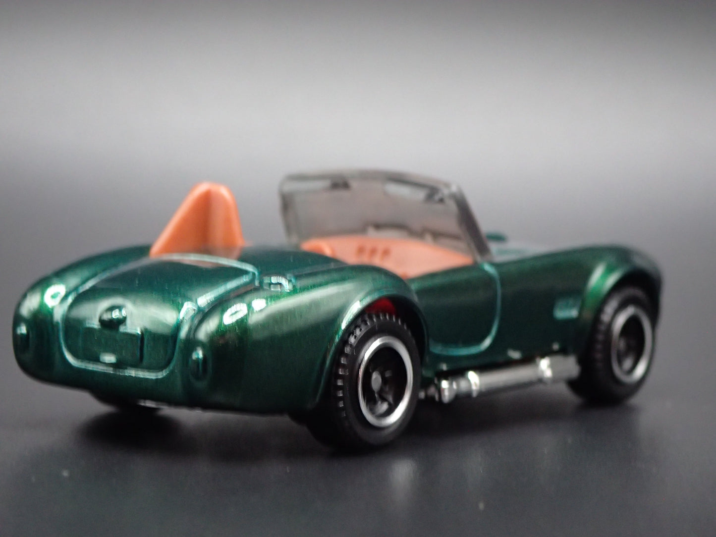 1965 SHELBY COBRA 427 S/C GREEN 1:64 SCALE COLLECTIBLE DIORAMA DIECAST MODEL CAR