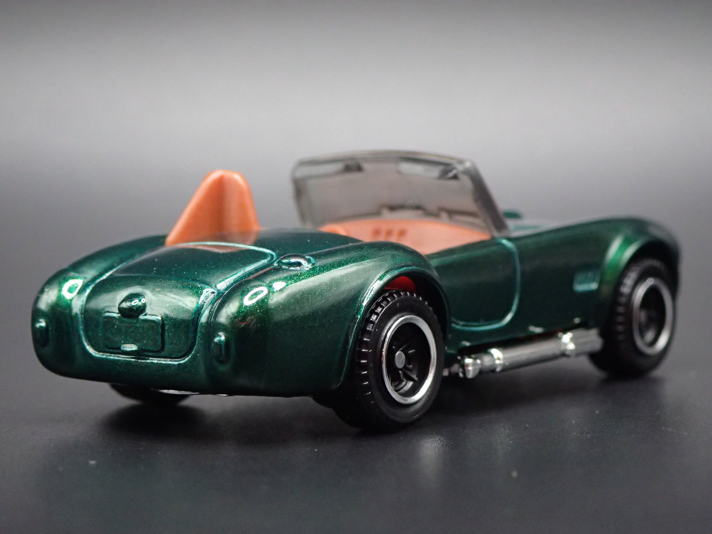 1965 SHELBY COBRA 427 S/C GREEN 1:64 SCALE COLLECTIBLE DIORAMA DIECAST MODEL CAR