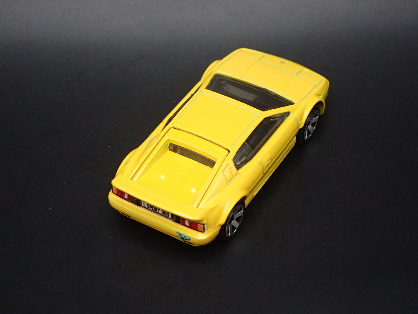 1992-1995 LOTUS ESPRIT 300 SPORT YELLOW 1:64 SCALE DIORAMA DIECAST MODEL CAR