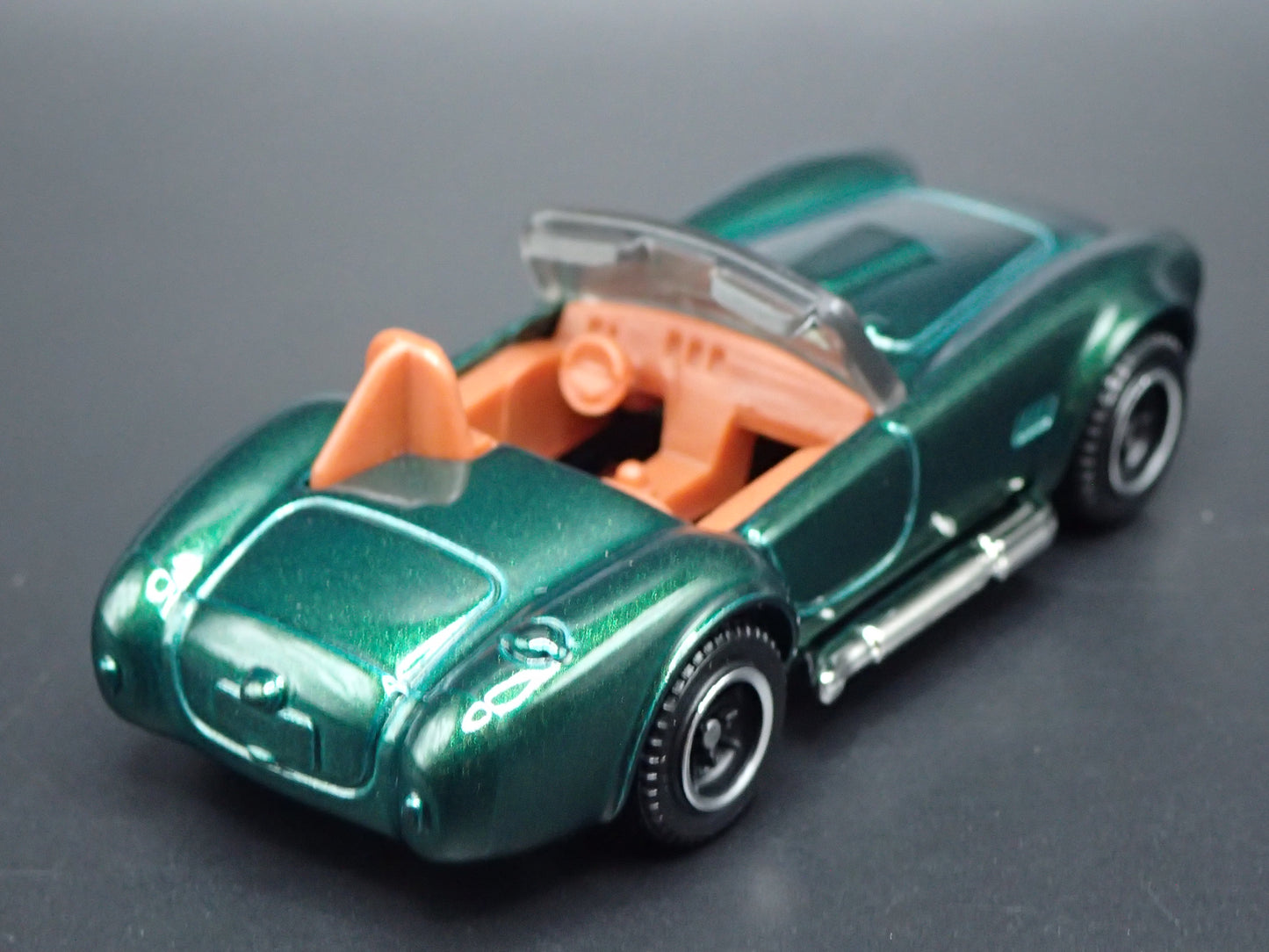 1965 SHELBY COBRA 427 S/C GREEN 1:64 SCALE COLLECTIBLE DIORAMA DIECAST MODEL CAR