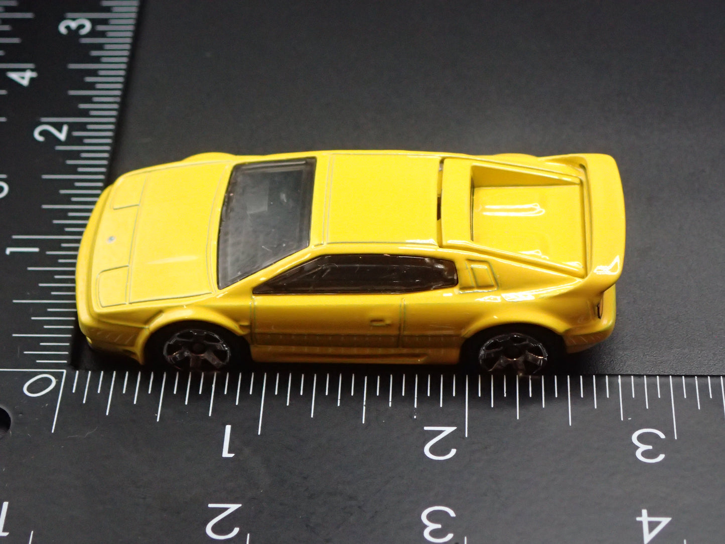 1992-1995 LOTUS ESPRIT 300 SPORT YELLOW 1:64 SCALE DIORAMA DIECAST MODEL CAR
