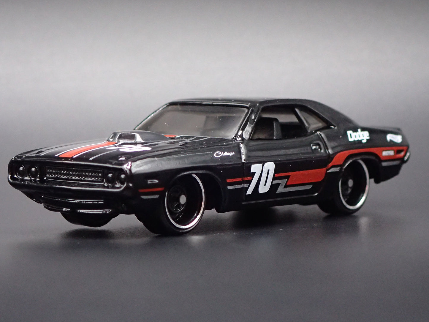 1970 70 DODGE CHALLENGER HEMI 1:64 SCALE COLLECTIBLE DIORAMA DIECAST MODEL CAR