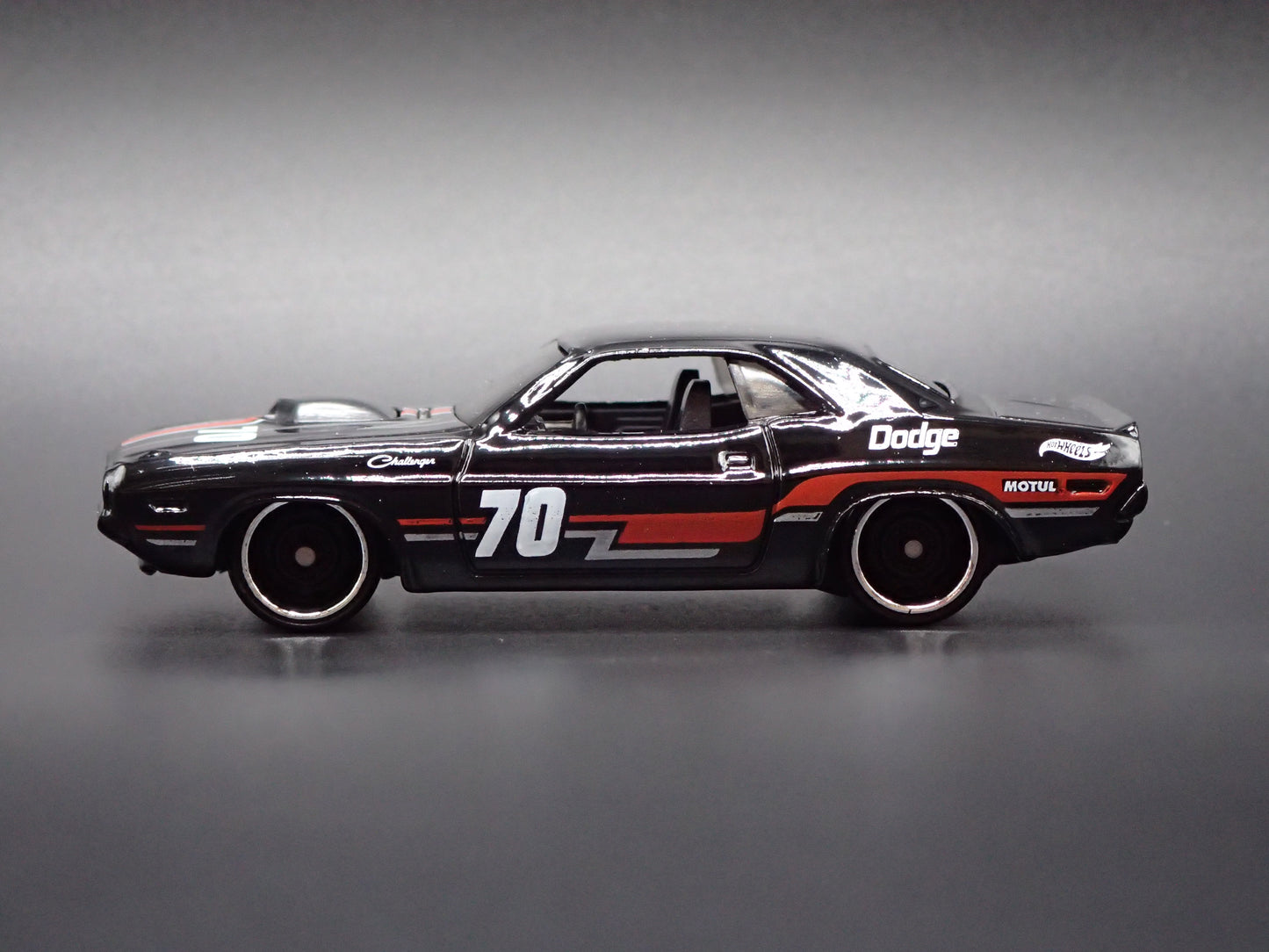 1970 70 DODGE CHALLENGER HEMI 1:64 SCALE COLLECTIBLE DIORAMA DIECAST MODEL CAR