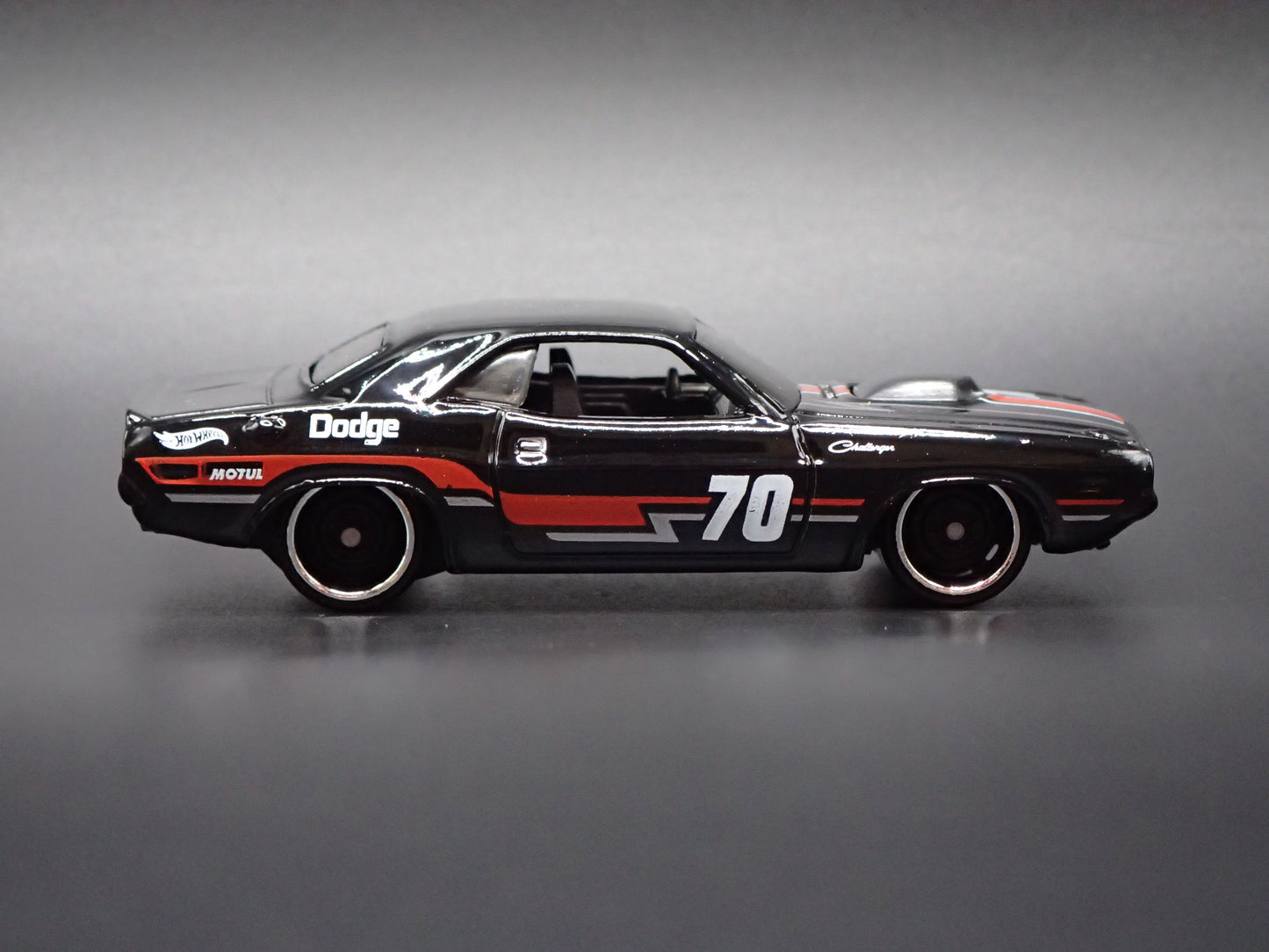 1970 70 DODGE CHALLENGER HEMI 1:64 SCALE COLLECTIBLE DIORAMA DIECAST MODEL CAR