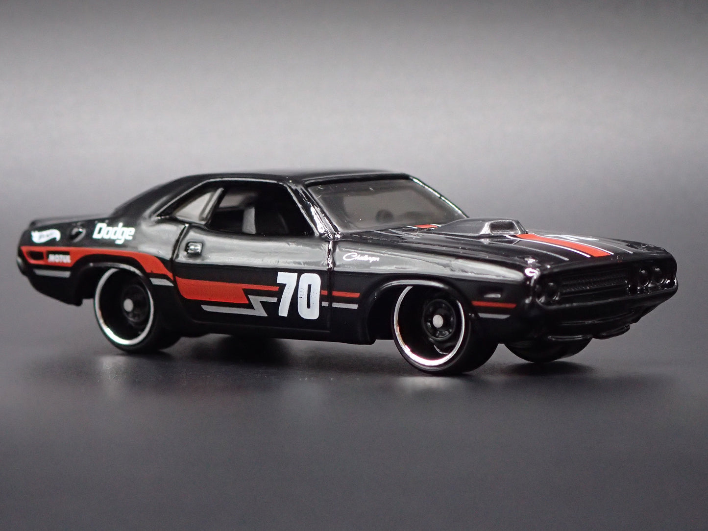 1970 70 DODGE CHALLENGER HEMI 1:64 SCALE COLLECTIBLE DIORAMA DIECAST MODEL CAR