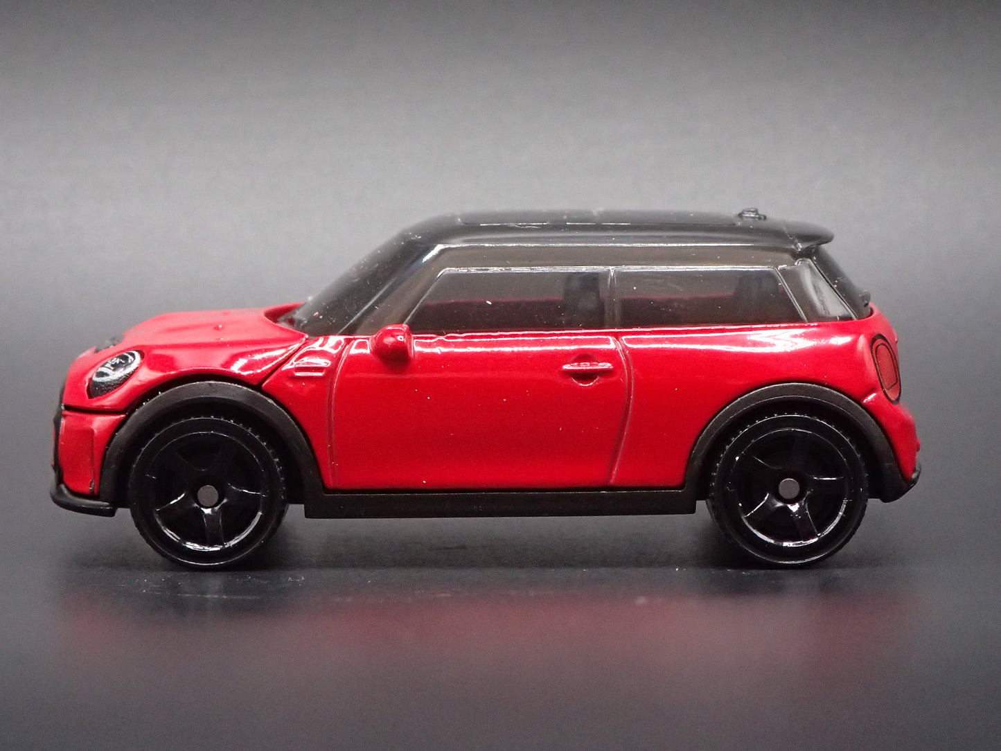 2020 - 2024 MINI COOPER SE EV RED 1:64 SCALE DIORAMA DIECAST MODEL CAR