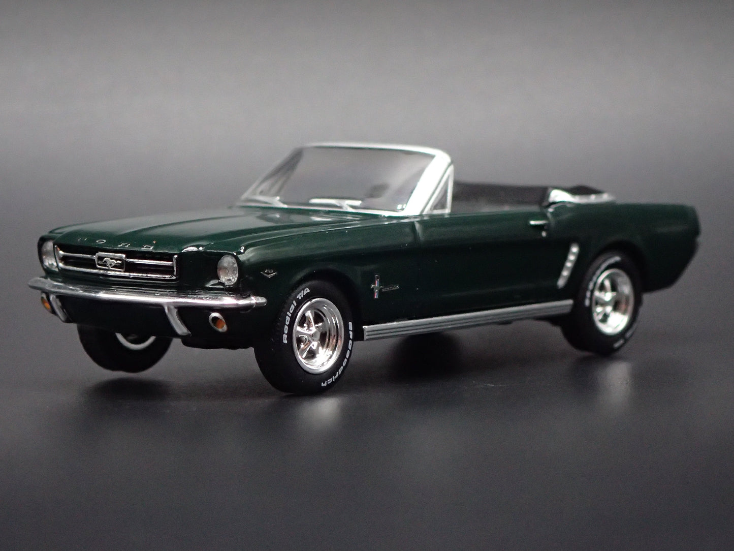 1964 64 FORD MUSTANG CONVERTIBLE GREEN 1:64 SCALE DIORAMA DIECAST MODEL CAR