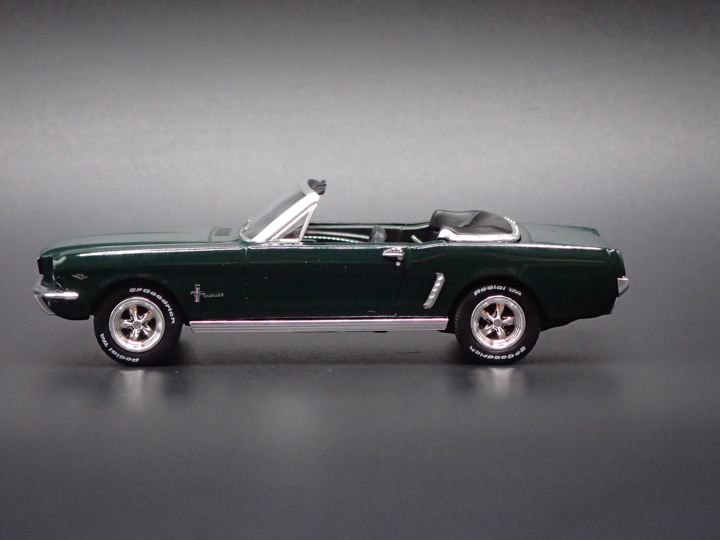 1964 64 FORD MUSTANG CONVERTIBLE GREEN 1:64 SCALE DIORAMA DIECAST MODEL CAR