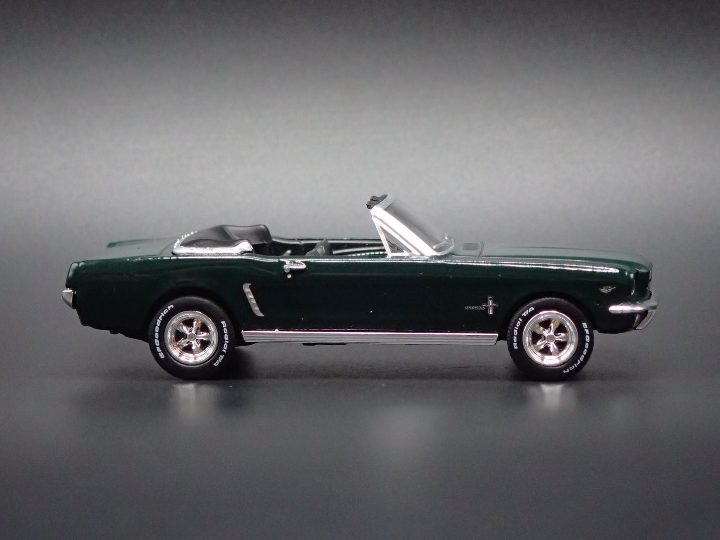 1964 64 FORD MUSTANG CONVERTIBLE GREEN 1:64 SCALE DIORAMA DIECAST MODEL CAR