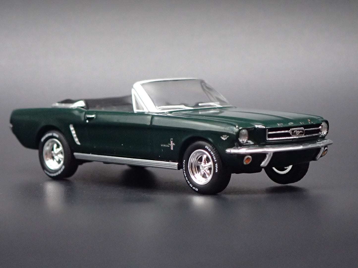 1964 64 FORD MUSTANG CONVERTIBLE GREEN 1:64 SCALE DIORAMA DIECAST MODEL CAR
