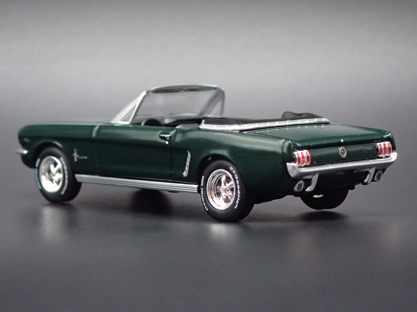 1964 64 FORD MUSTANG CONVERTIBLE GREEN 1:64 SCALE DIORAMA DIECAST MODEL CAR