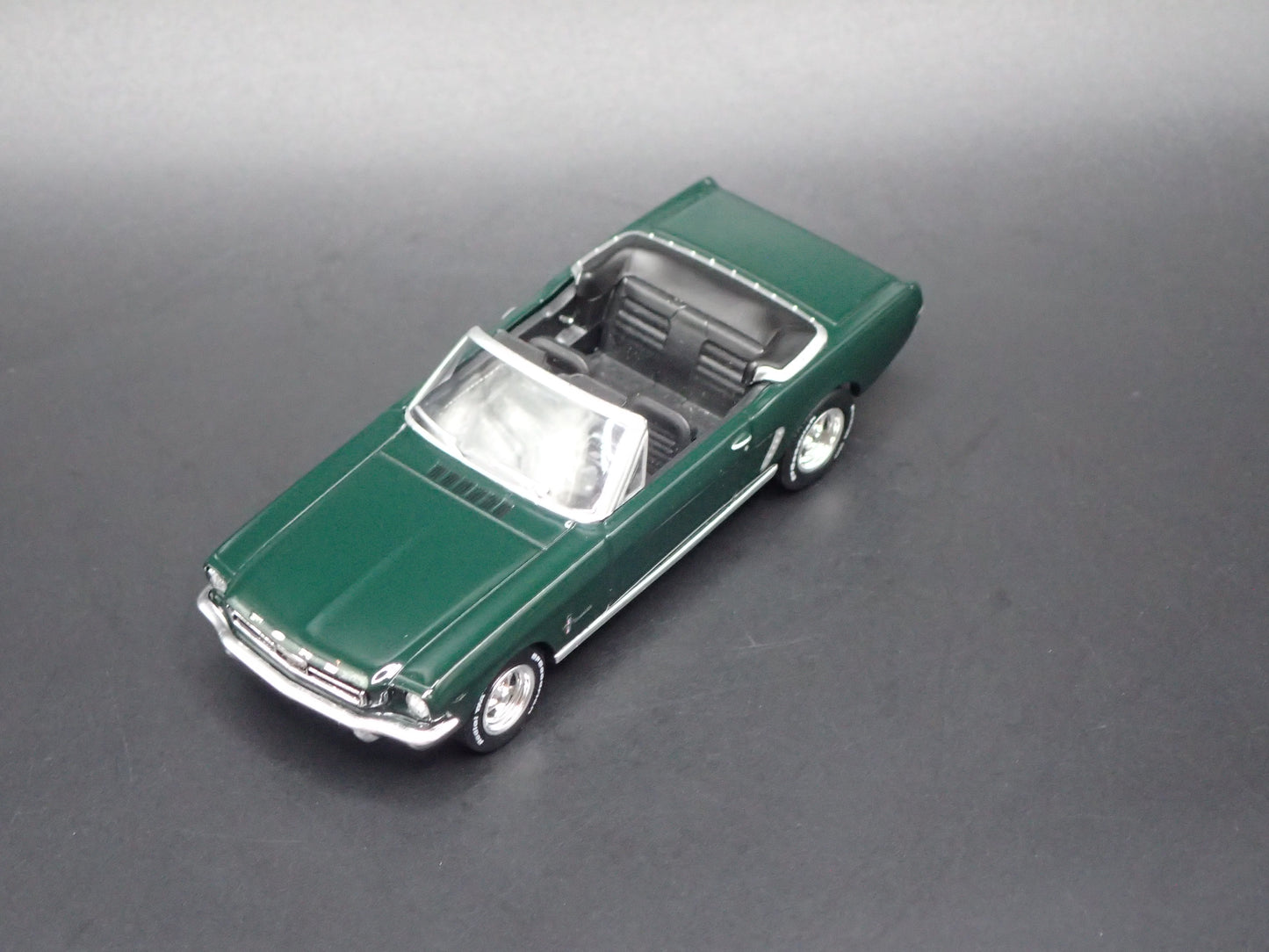 1964 64 FORD MUSTANG CONVERTIBLE GREEN 1:64 SCALE DIORAMA DIECAST MODEL CAR