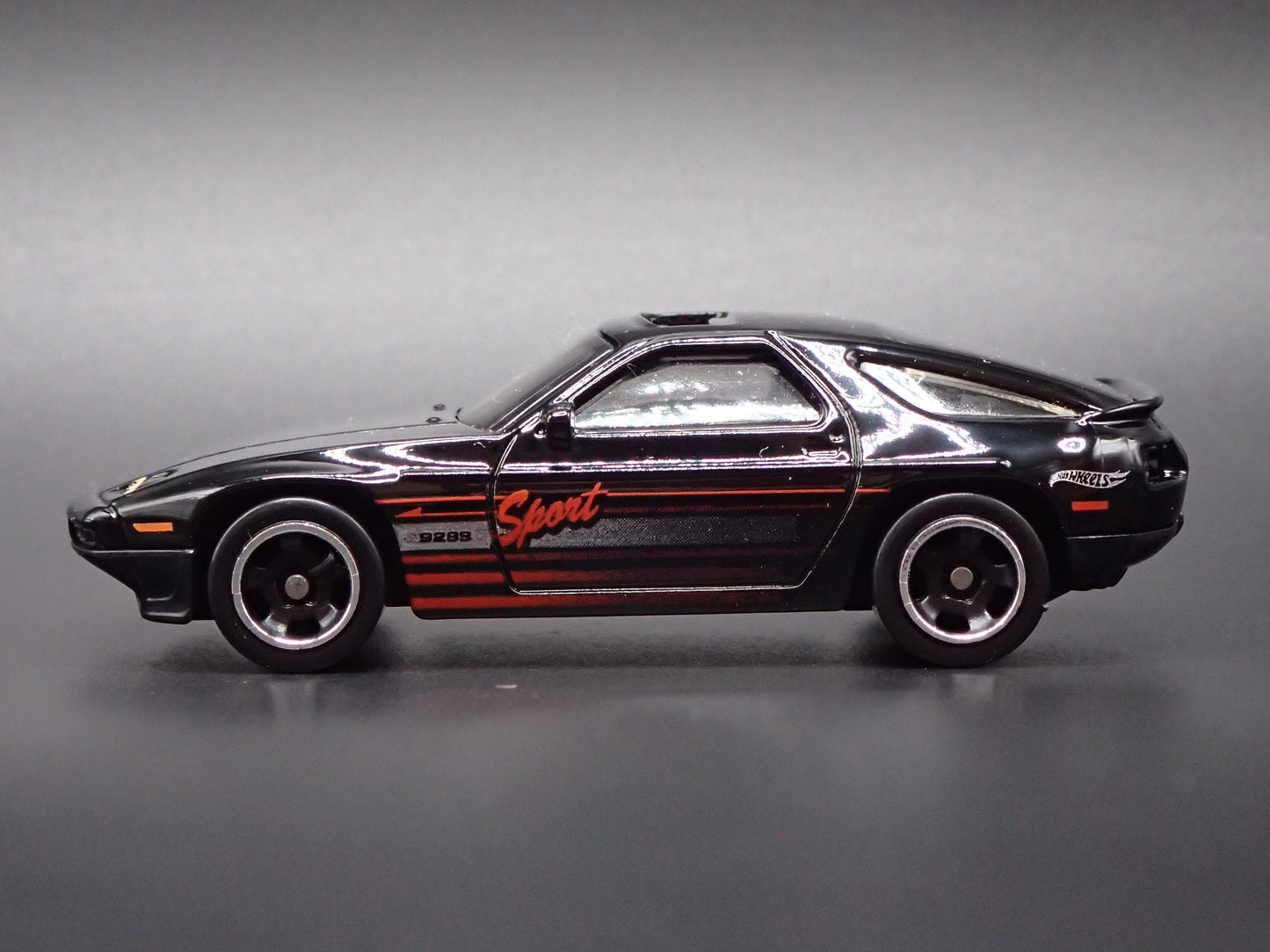 1977-1995 PORSCHE 928S BLACK 1:64 SCALE COLLECTIBLE DIORAMA DIECAST MODEL CAR