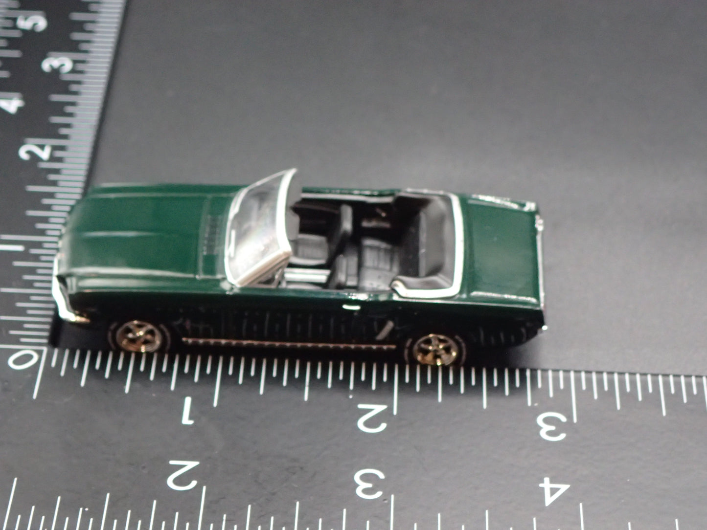 1964 64 FORD MUSTANG CONVERTIBLE GREEN 1:64 SCALE DIORAMA DIECAST MODEL CAR