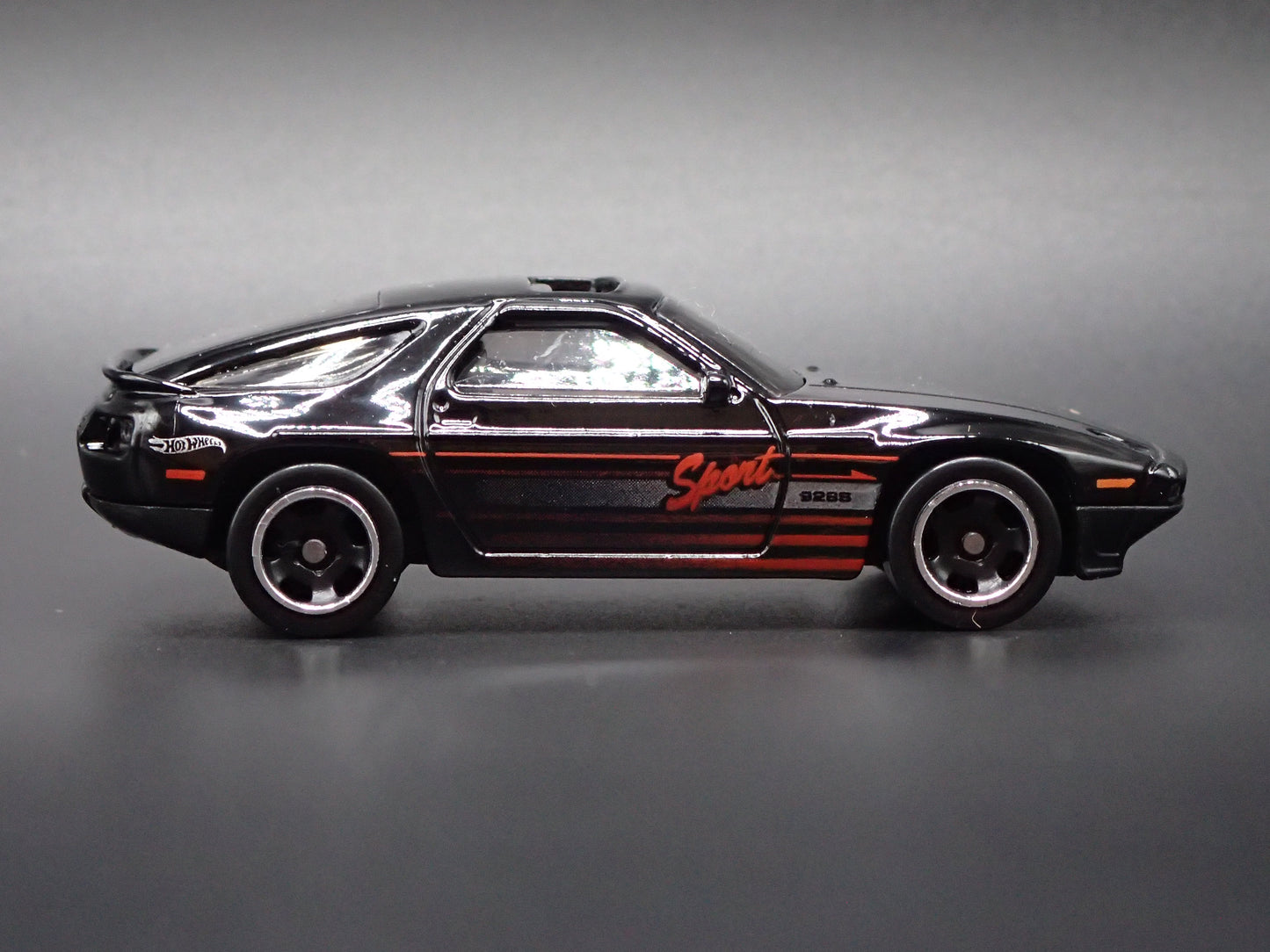 1977-1995 PORSCHE 928S BLACK 1:64 SCALE COLLECTIBLE DIORAMA DIECAST MODEL CAR