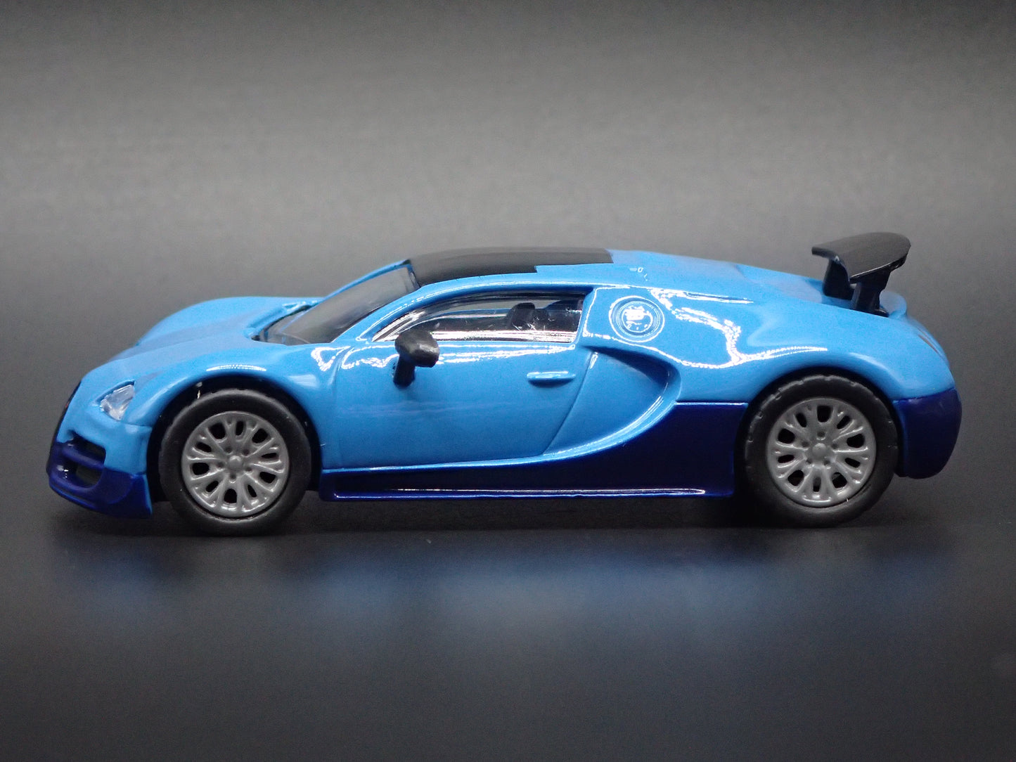 2005-2011 BUGATTI VEYRON SUPER CAR BLUE 1:64 SCALE DIORAMA DIECAST MODEL CAR