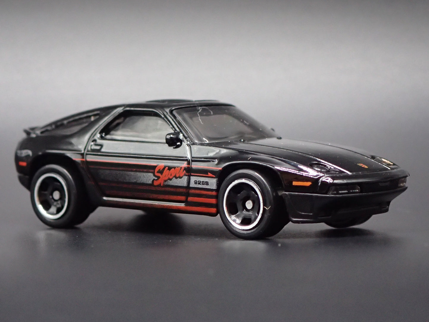 1977-1995 PORSCHE 928S BLACK 1:64 SCALE COLLECTIBLE DIORAMA DIECAST MODEL CAR