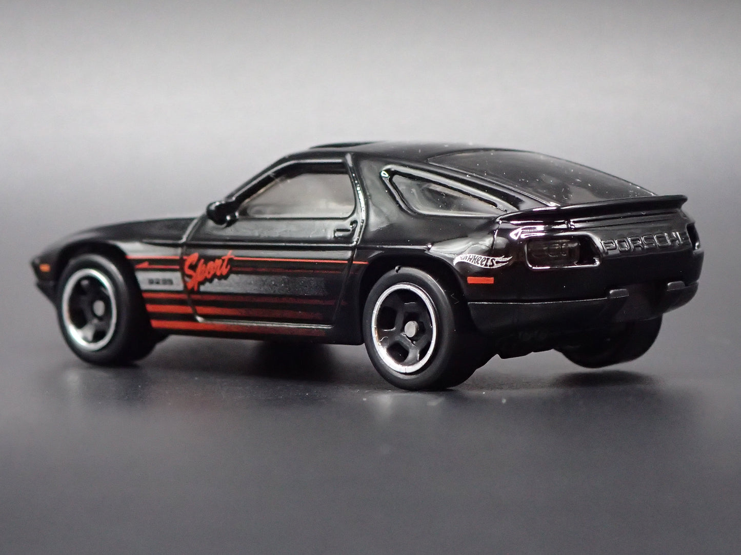 1977-1995 PORSCHE 928S BLACK 1:64 SCALE COLLECTIBLE DIORAMA DIECAST MODEL CAR