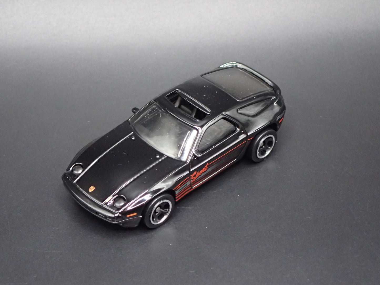 1977-1995 PORSCHE 928S BLACK 1:64 SCALE COLLECTIBLE DIORAMA DIECAST MODEL CAR