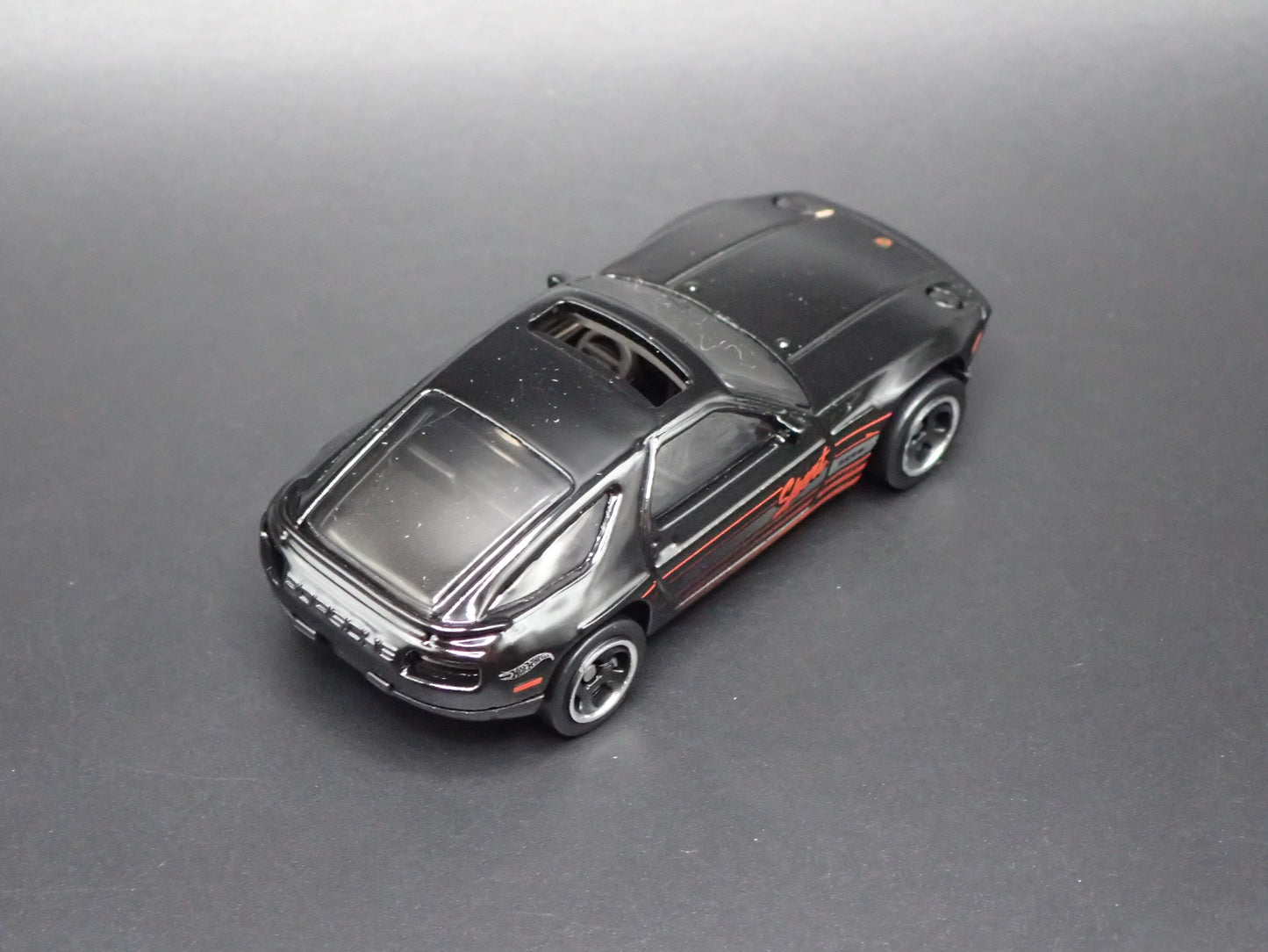 1977-1995 PORSCHE 928S BLACK 1:64 SCALE COLLECTIBLE DIORAMA DIECAST MODEL CAR