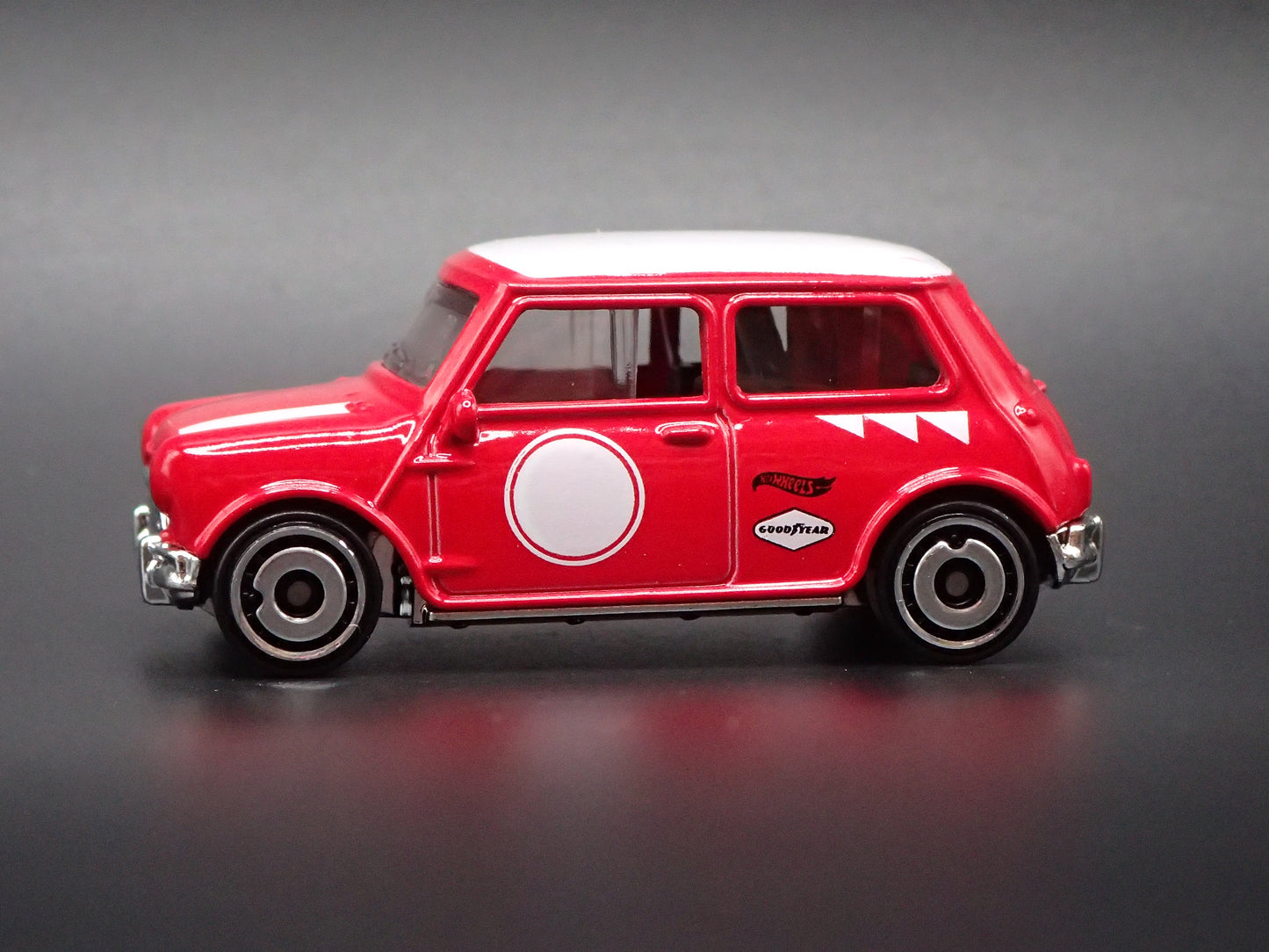1969-1976 MINI COOPER S RED 1:64 SCALE COLLECTIBLE DIORAMA DIECAST MODEL CAR
