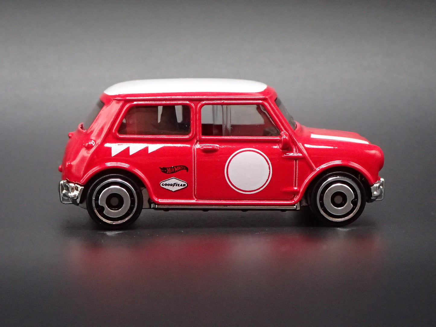 1969-1976 MINI COOPER S RED 1:64 SCALE COLLECTIBLE DIORAMA DIECAST MODEL CAR