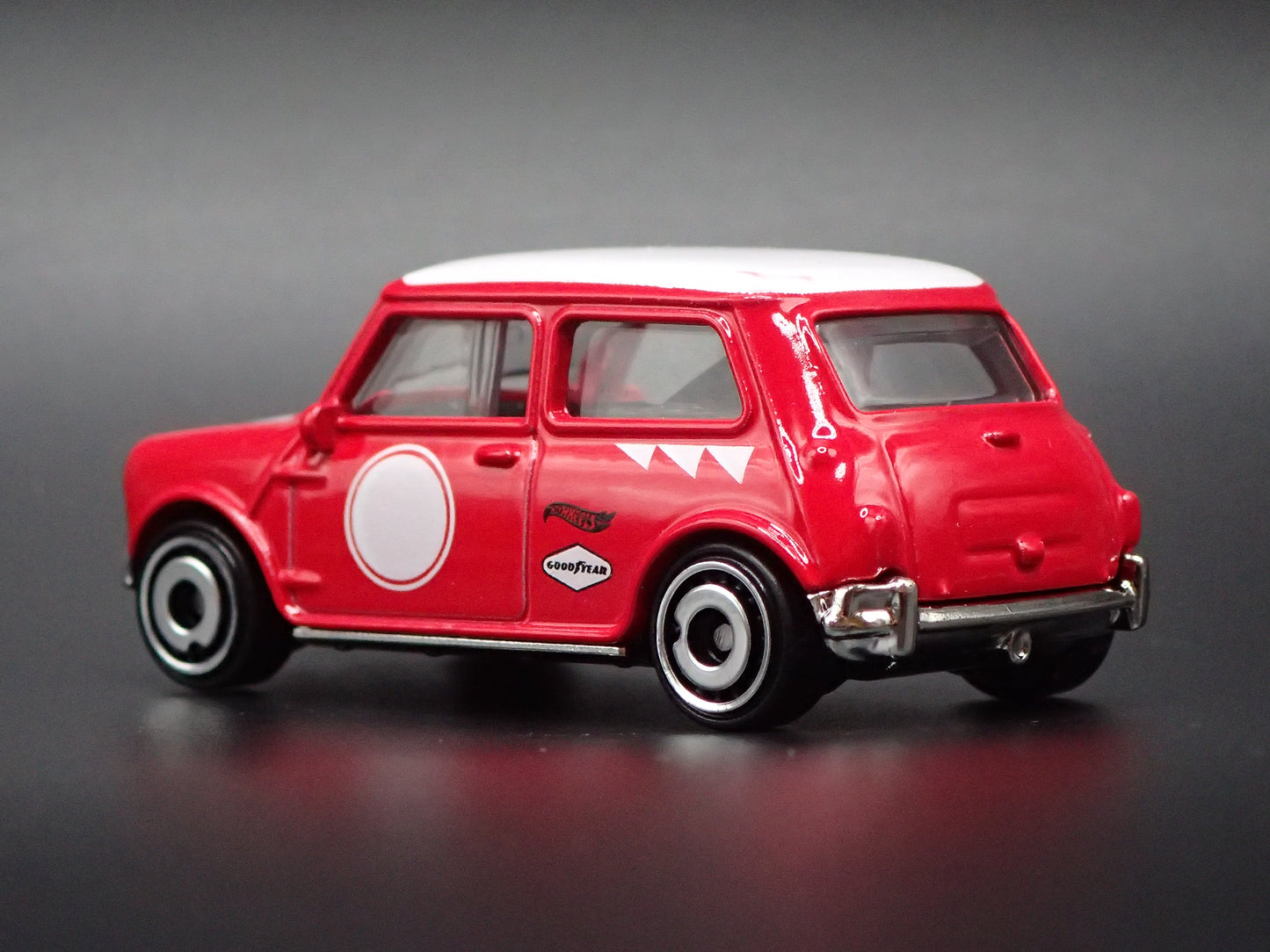 1969-1976 MINI COOPER S RED 1:64 SCALE COLLECTIBLE DIORAMA DIECAST MODEL CAR