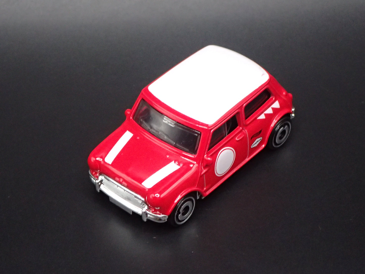 1969-1976 MINI COOPER S RED 1:64 SCALE COLLECTIBLE DIORAMA DIECAST MODEL CAR