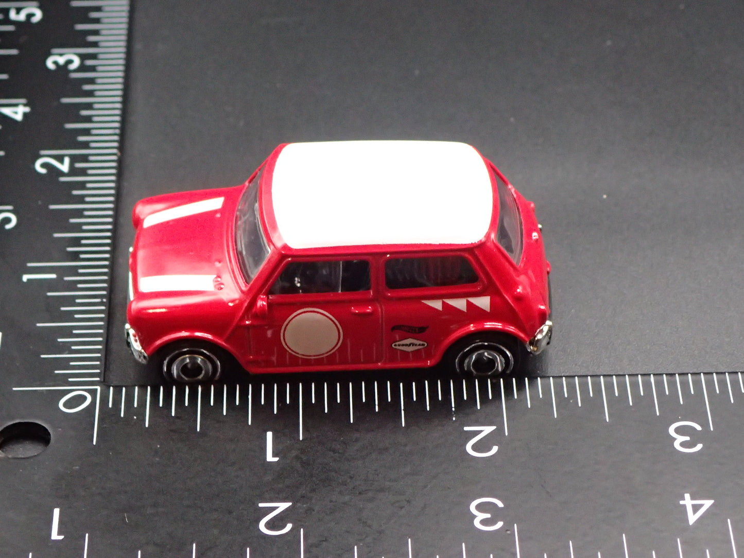 1969-1976 MINI COOPER S RED 1:64 SCALE COLLECTIBLE DIORAMA DIECAST MODEL CAR