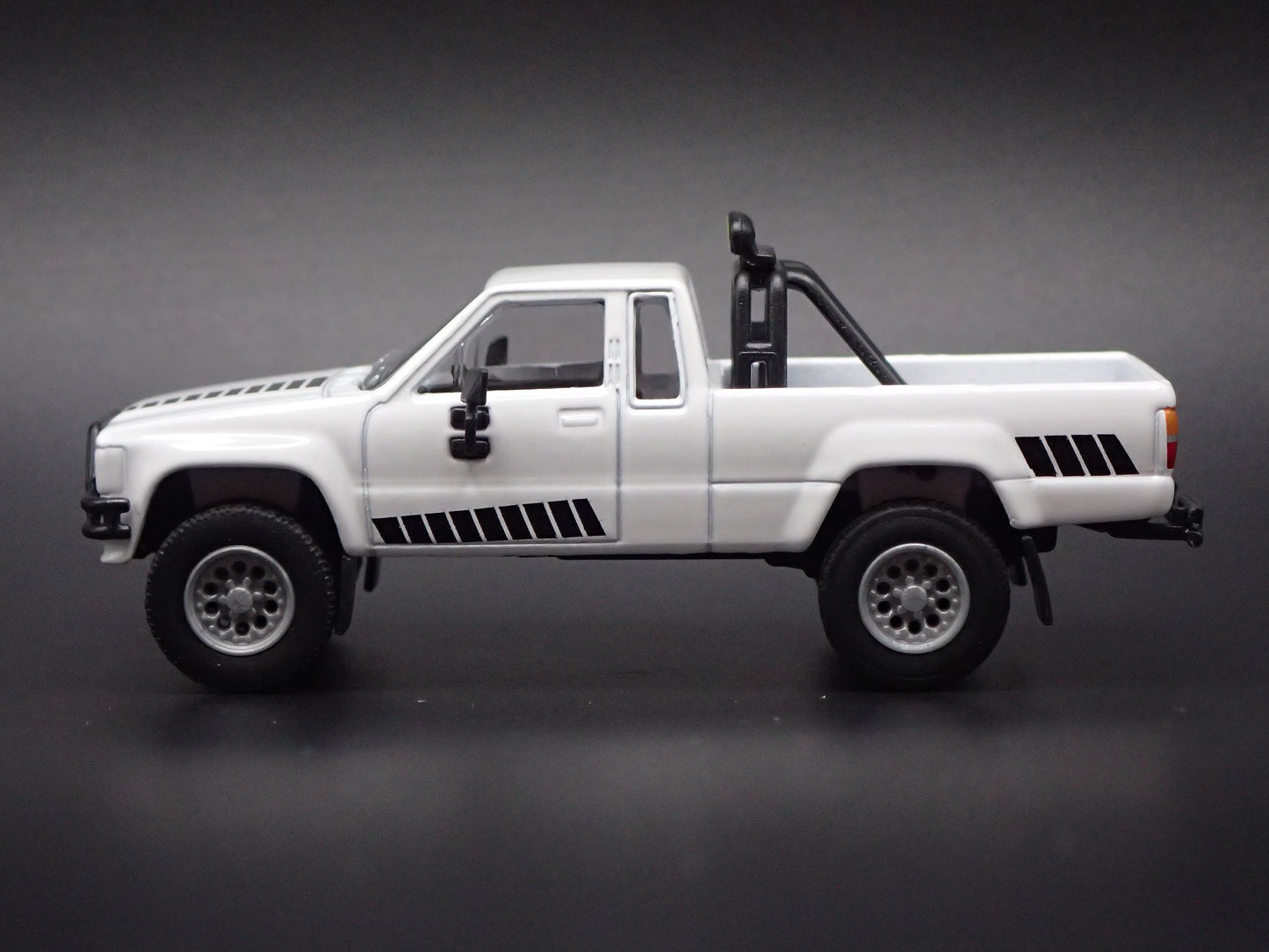 1984-1988 TOYOTA SR5 PICKUP TRUCK WHITE 1/64 SCALE COLLECTIBLE DIECAST MODEL CAR